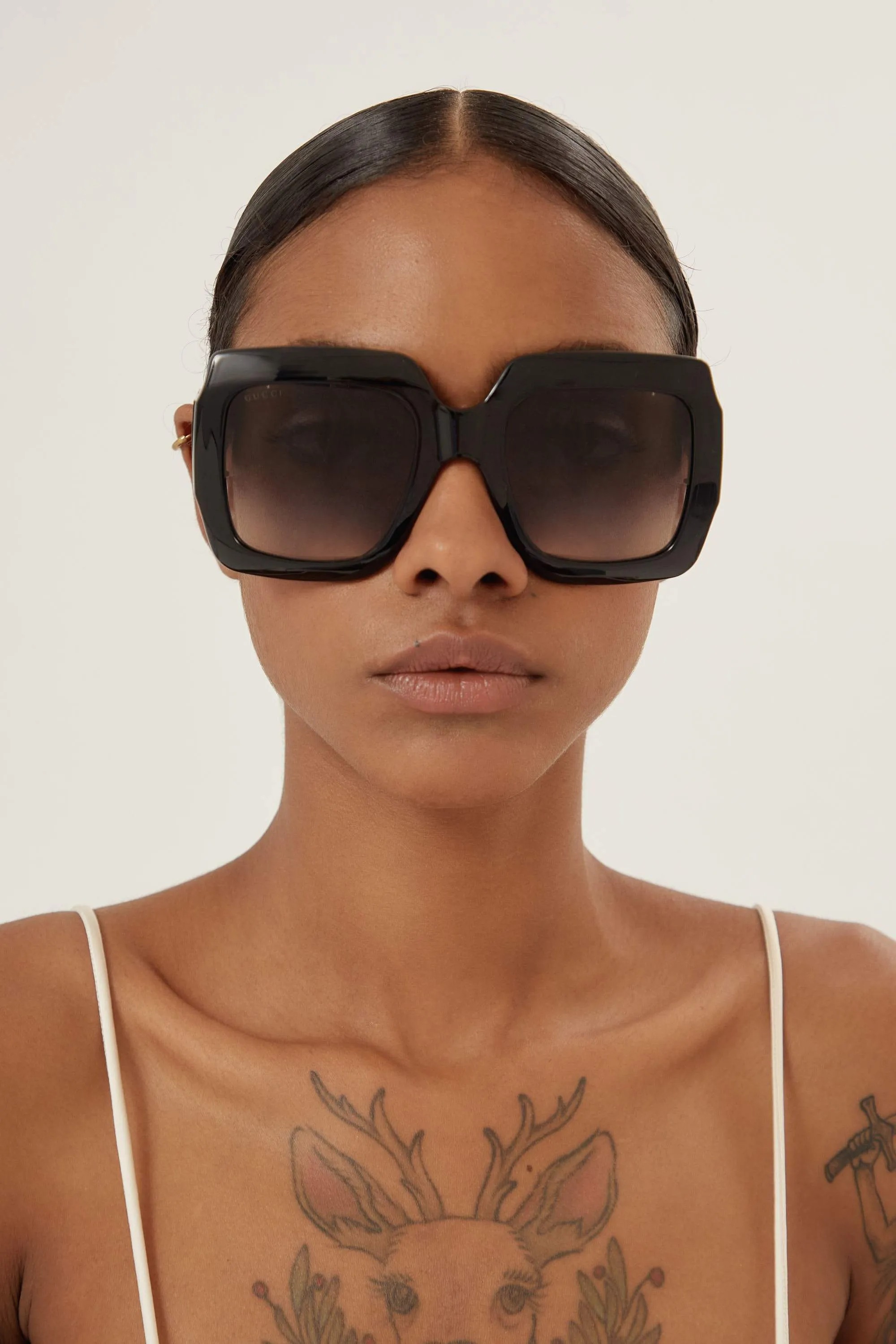 Gucci femenine black sunglasses with integrated GG logo