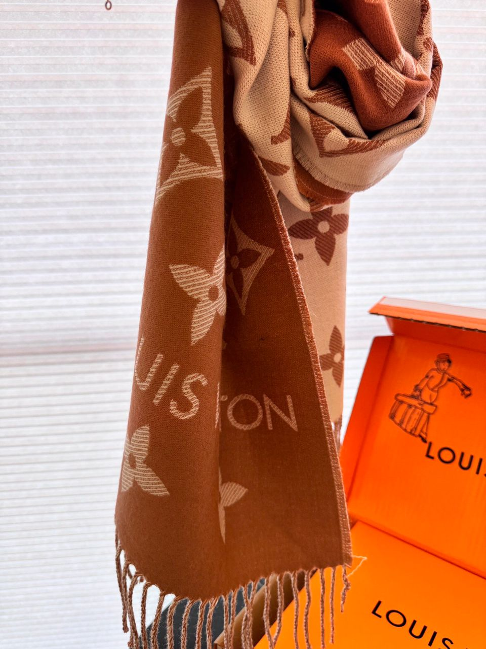 lv scarf