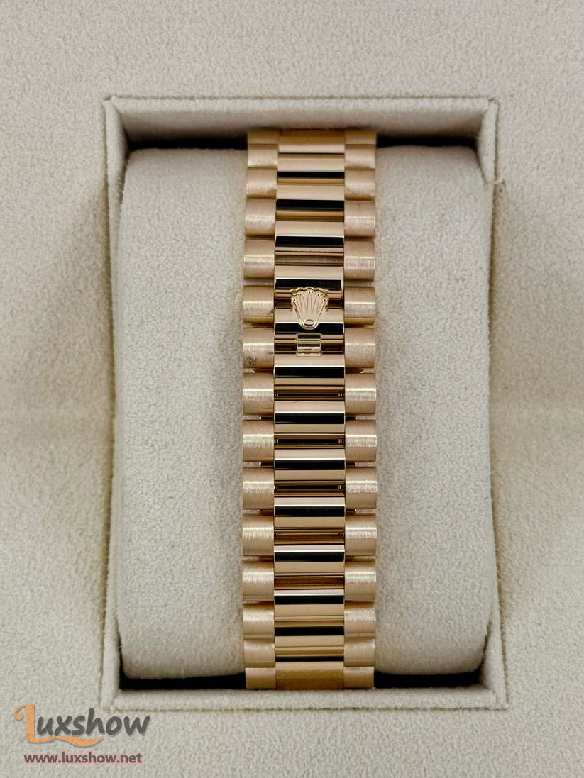 Rolex Day-Date 40mm 228238 Presidential Bracelet 18k  Yellow Gold Gold Mother Of Pearl Diamond Baguette Dial