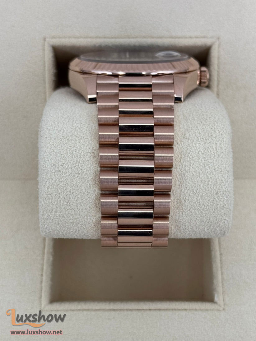 Rolex Day-Date 40mm 228235 Presidential Bracelet 18 kt Everose Gold with Olive Green Dial and Fluted Bezel