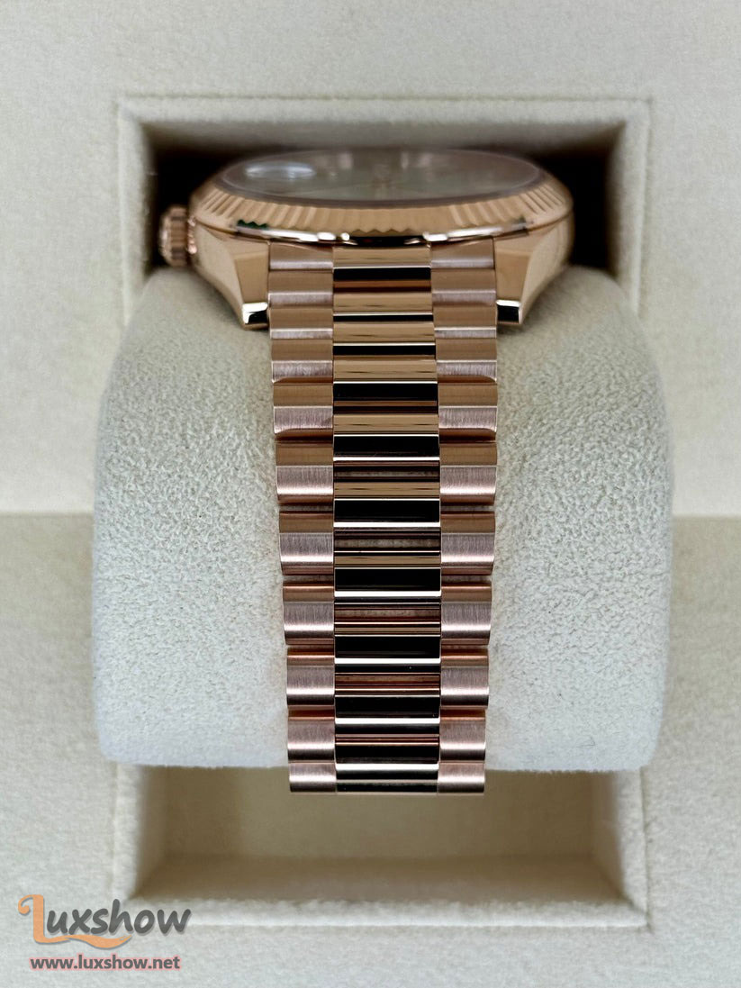 Rolex Day-Date 40mm 228235 Presidential Bracelet 18 kt Everose Gold Mother Of Pearl (MOP) Diamond Baguette Dial