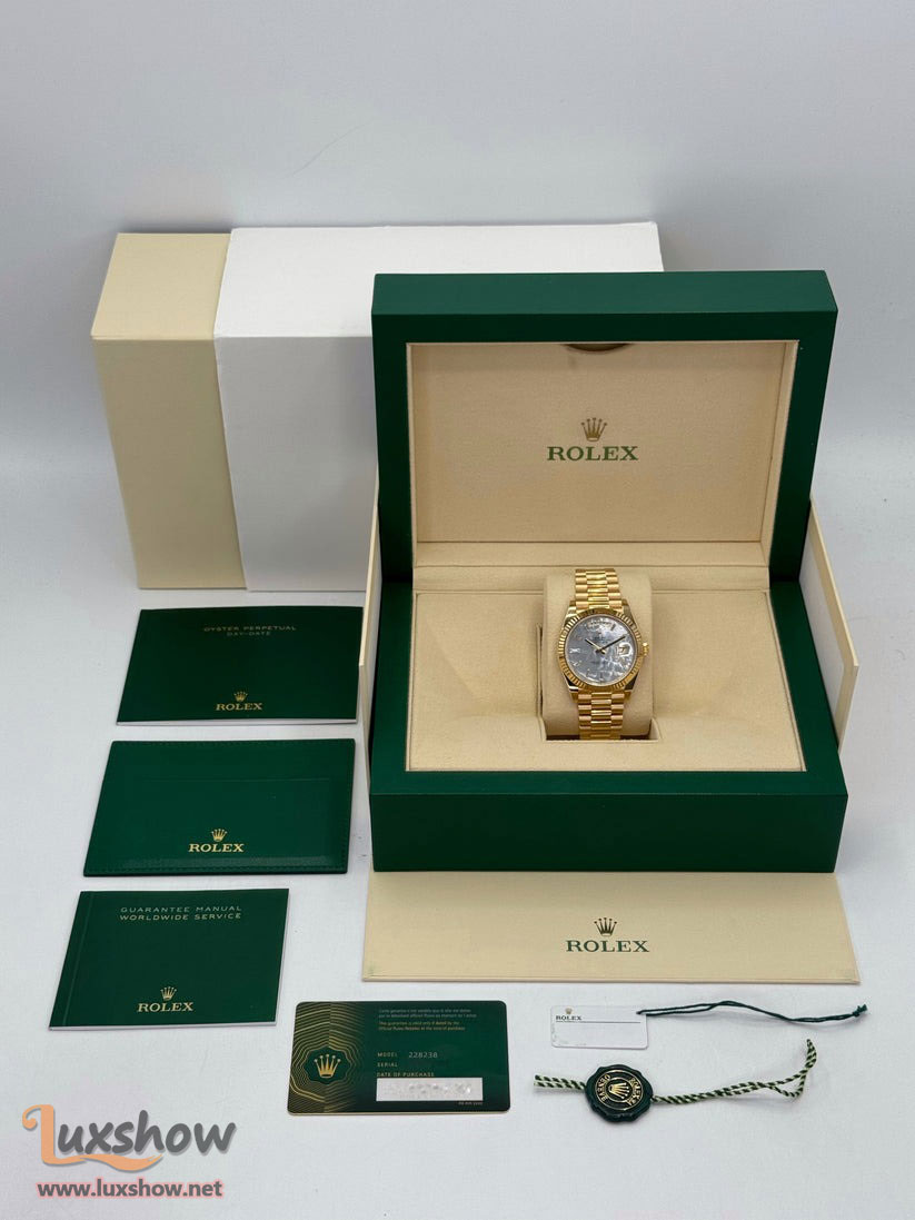 Rolex Day-Date 40mm 228238 Presidential Bracelet 18k  Yellow Gold Gold Mother Of Pearl Diamond Baguette Dial