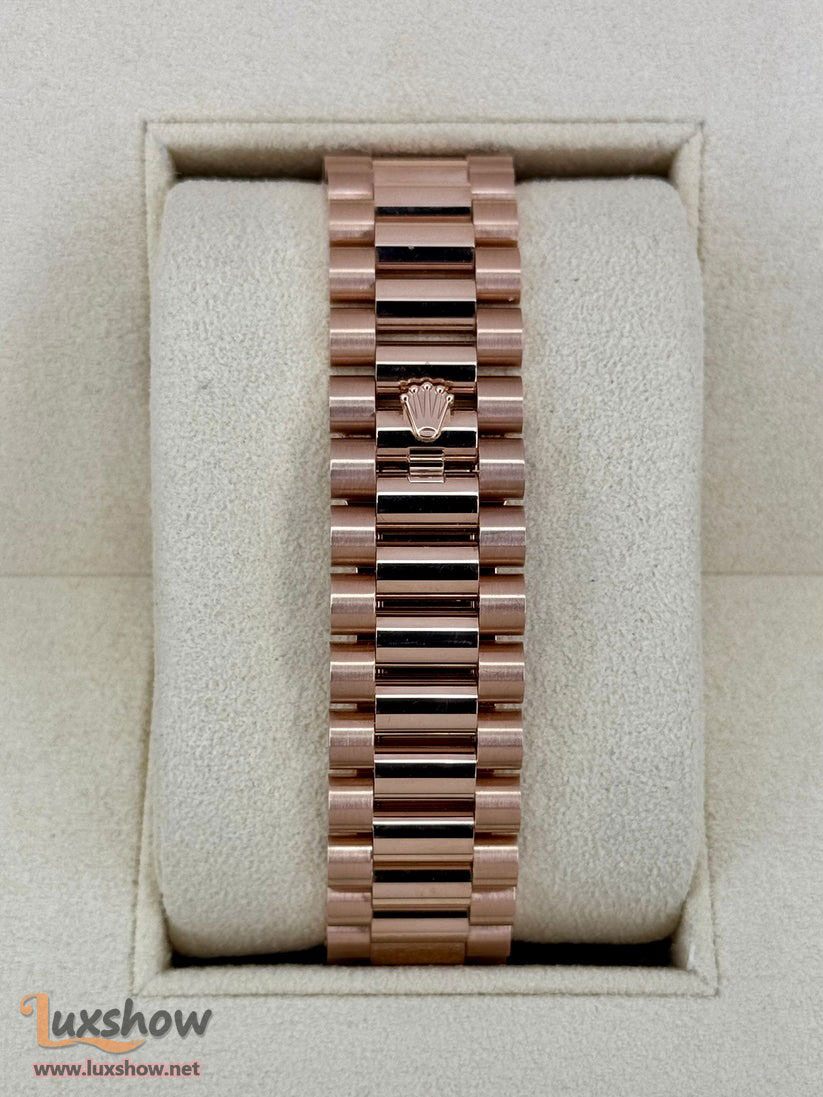 Rolex Day-Date 40mm 228235 Presidential Bracelet 18 kt Everose Gold with Olive Green Dial and Fluted Bezel