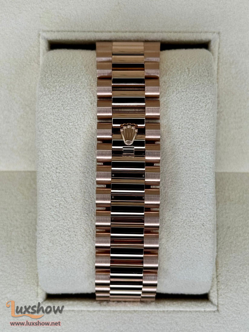 Rolex Day-Date 40mm 228235 Presidential Bracelet 18 kt Everose Gold Mother Of Pearl (MOP) Diamond Baguette Dial