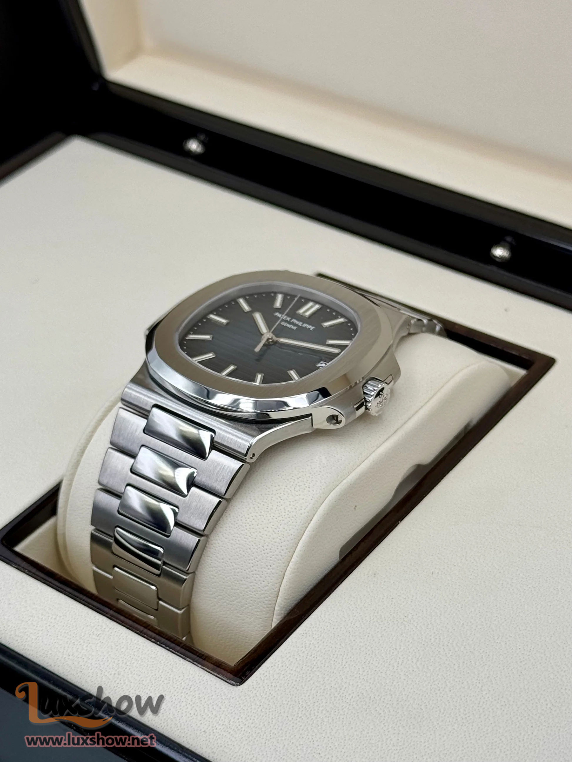 Patek Philippe Nautilus 40mm 5711/1A tainless Steel Blue Dial