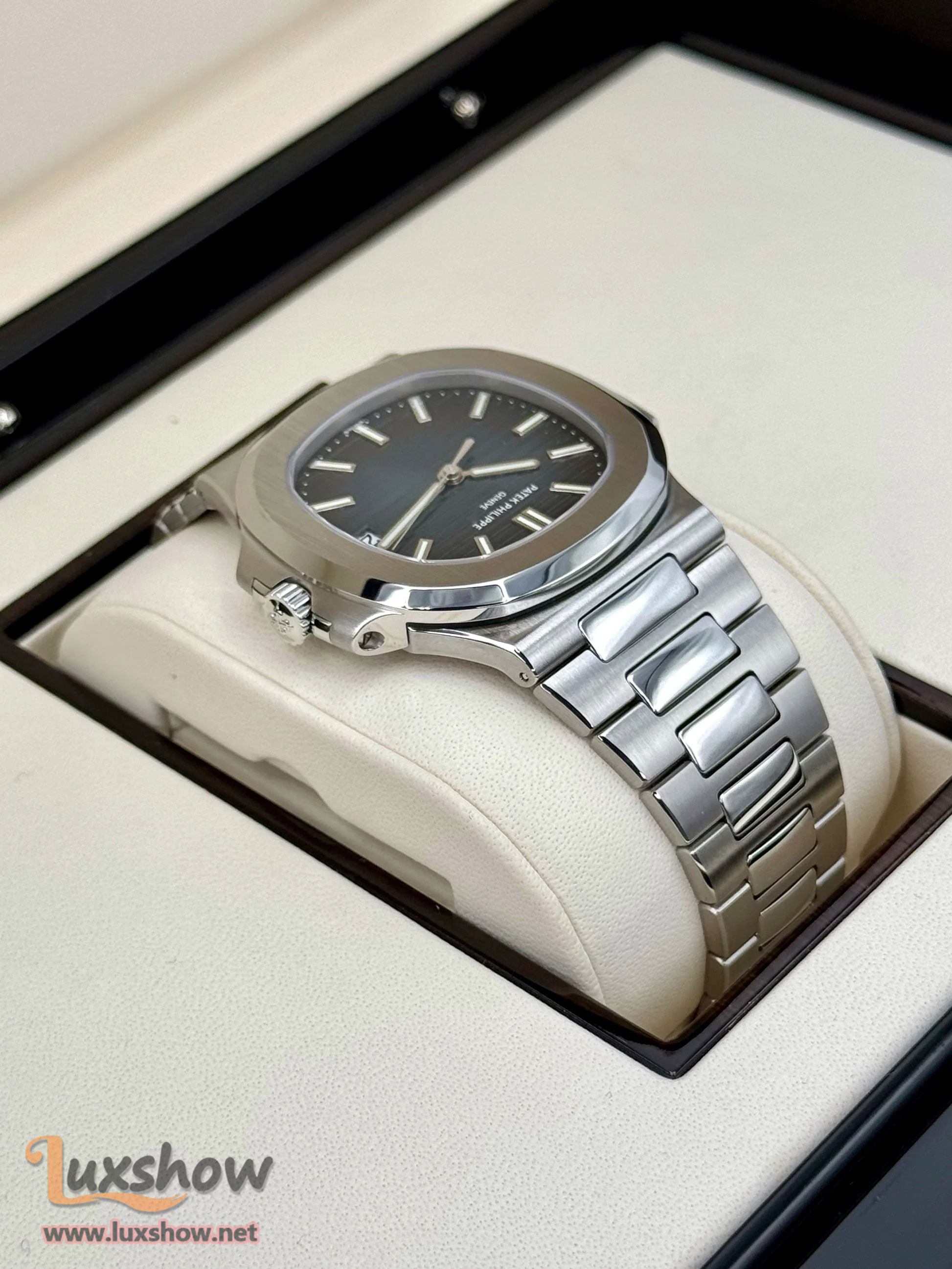 Patek Philippe Nautilus 40mm 5711/1A tainless Steel Blue Dial