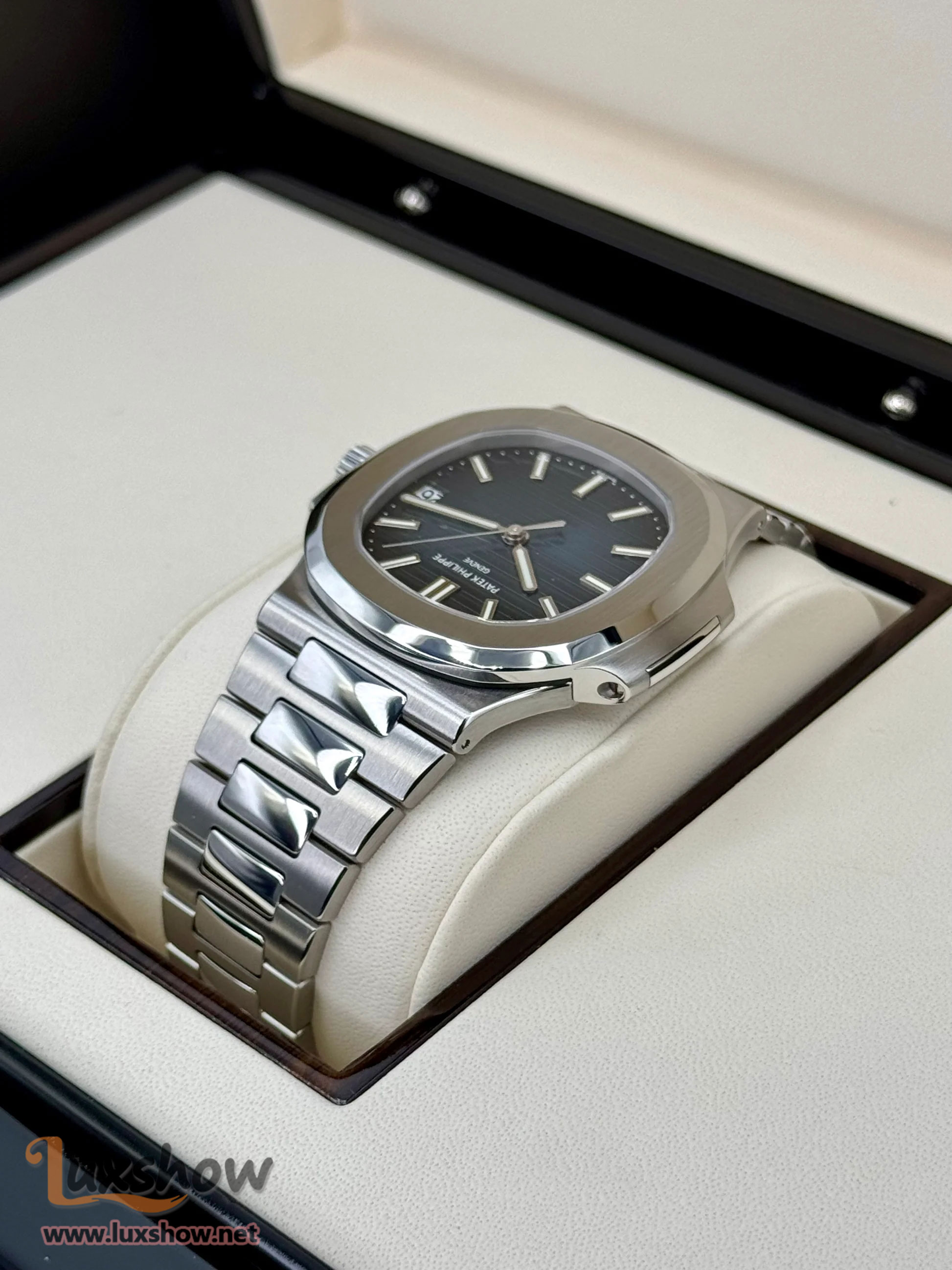 Patek Philippe Nautilus 40mm 5711/1A tainless Steel Blue Dial