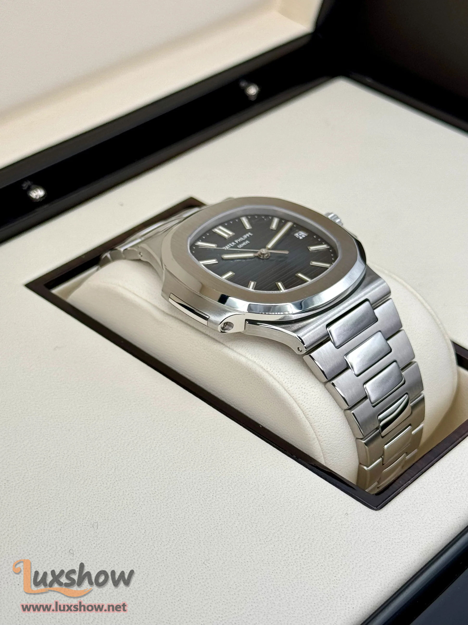 Patek Philippe Nautilus 40mm 5711/1A tainless Steel Blue Dial