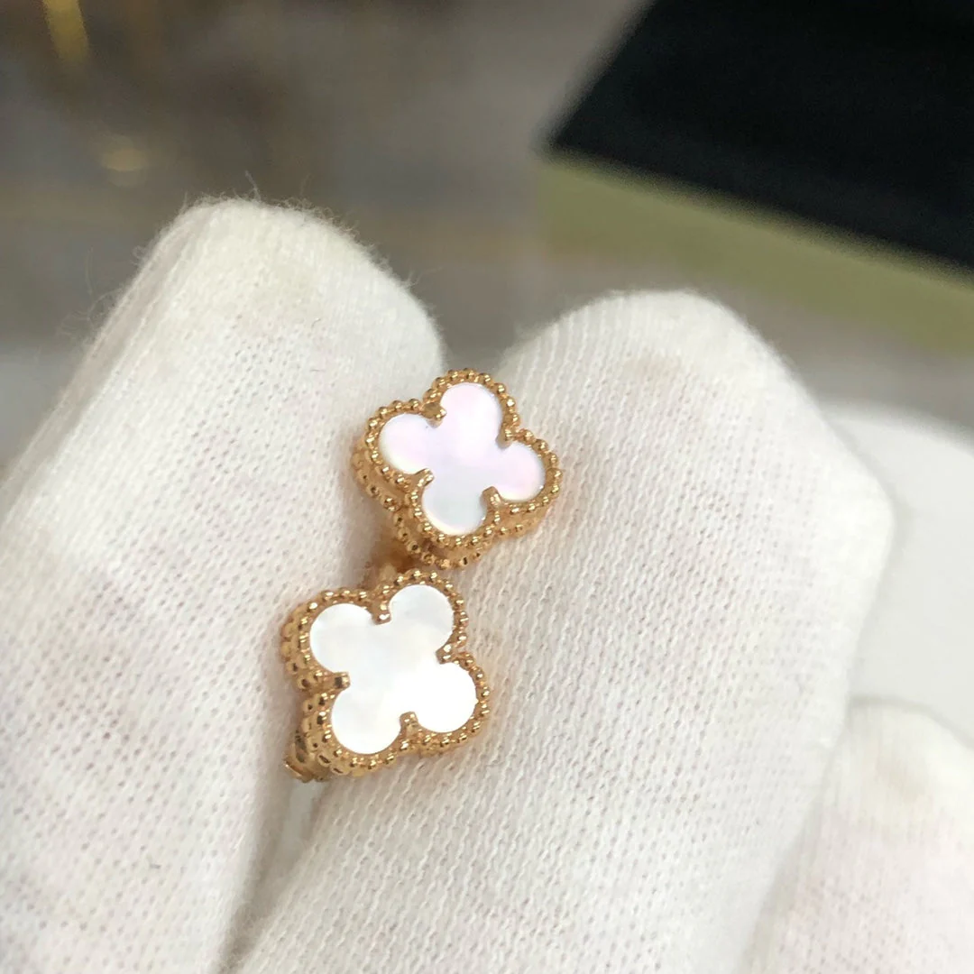 Regalia jewelryCLOVER MINI GOLD EARRINGS