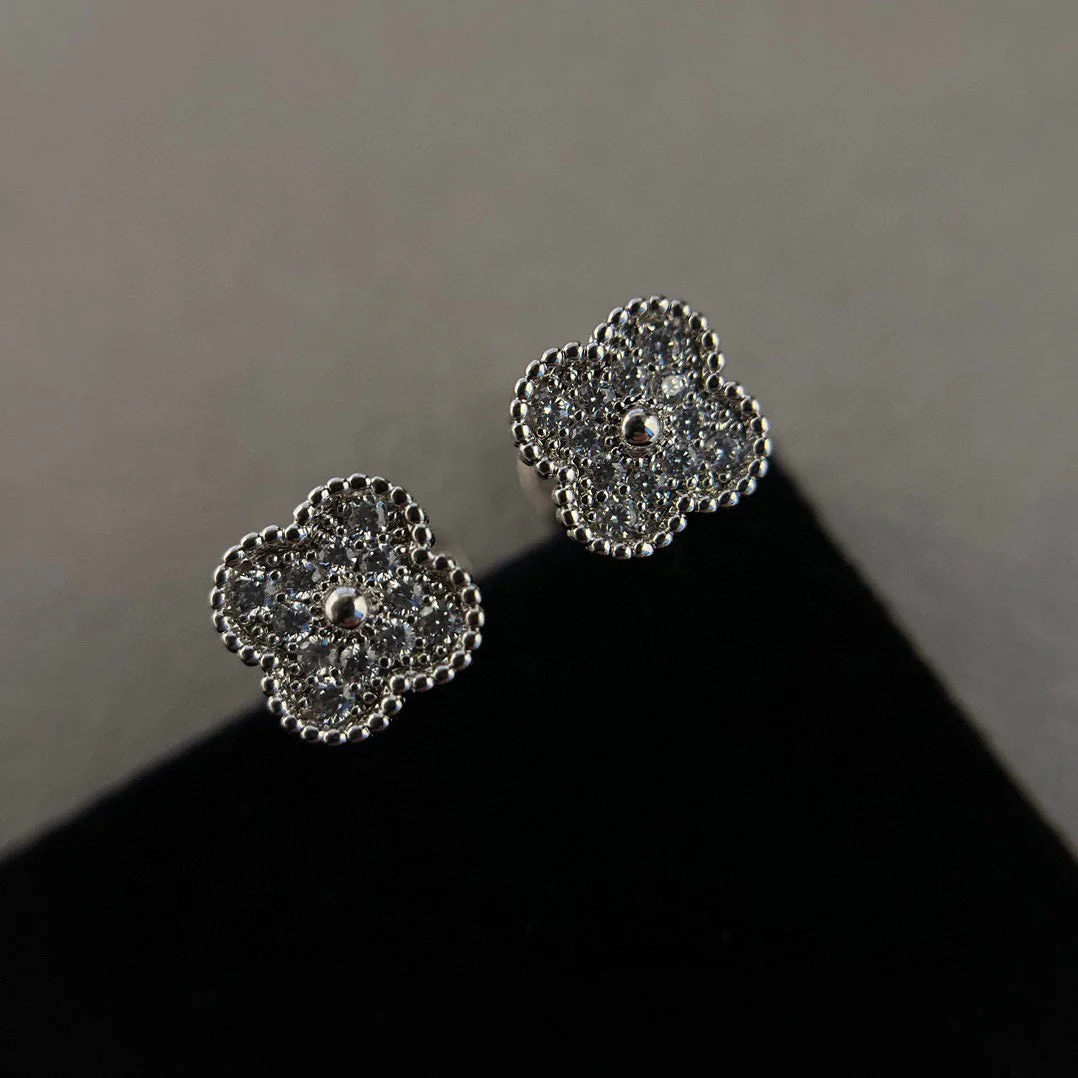 Regalia jewelryCLOVER MINI DIAMOND STUD EARRINGS