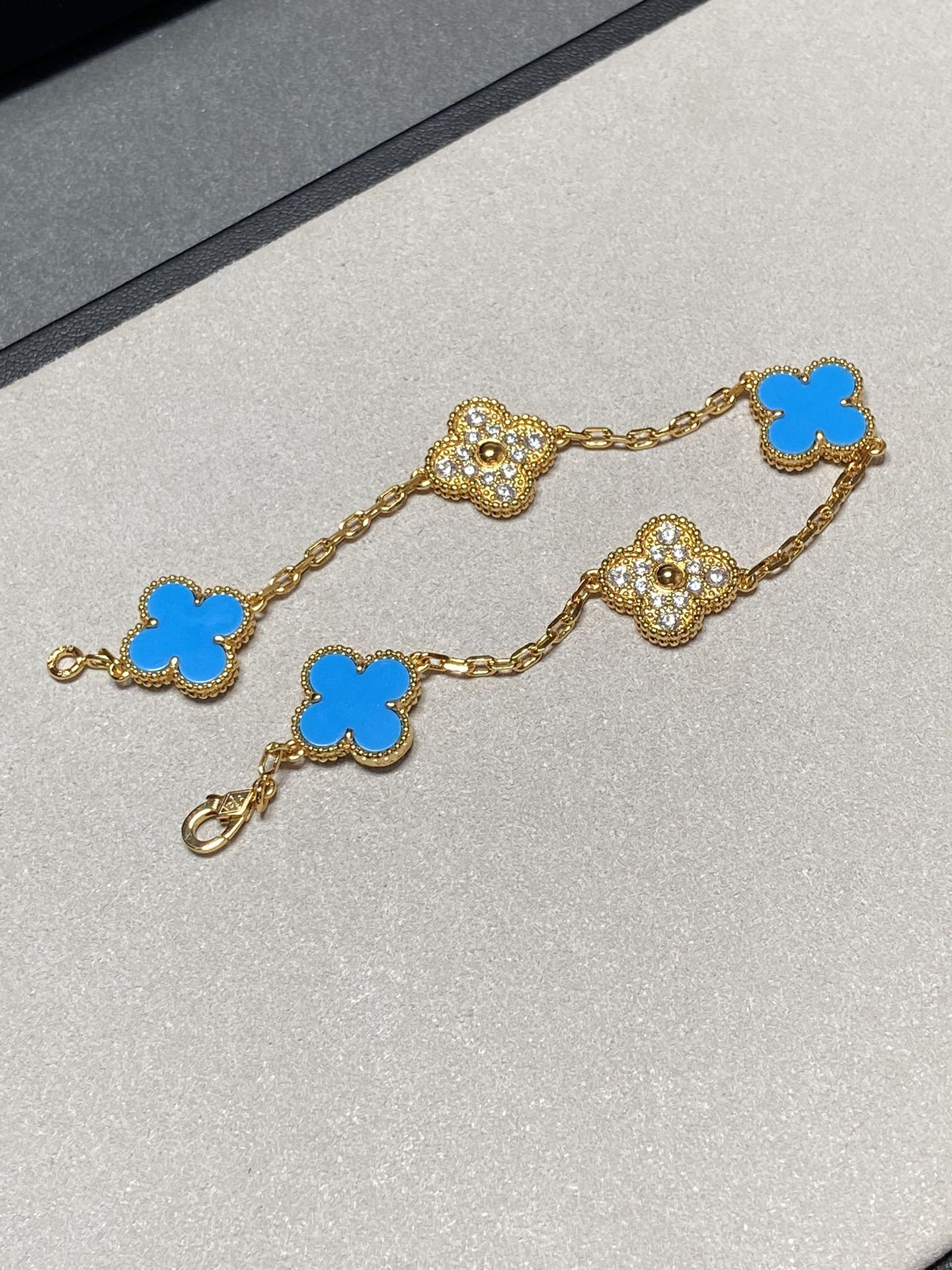 Regalia jewelryCLOVER 5 MOTIF BLUE CHALCEDONY DIAMOND GOLD BRACELET