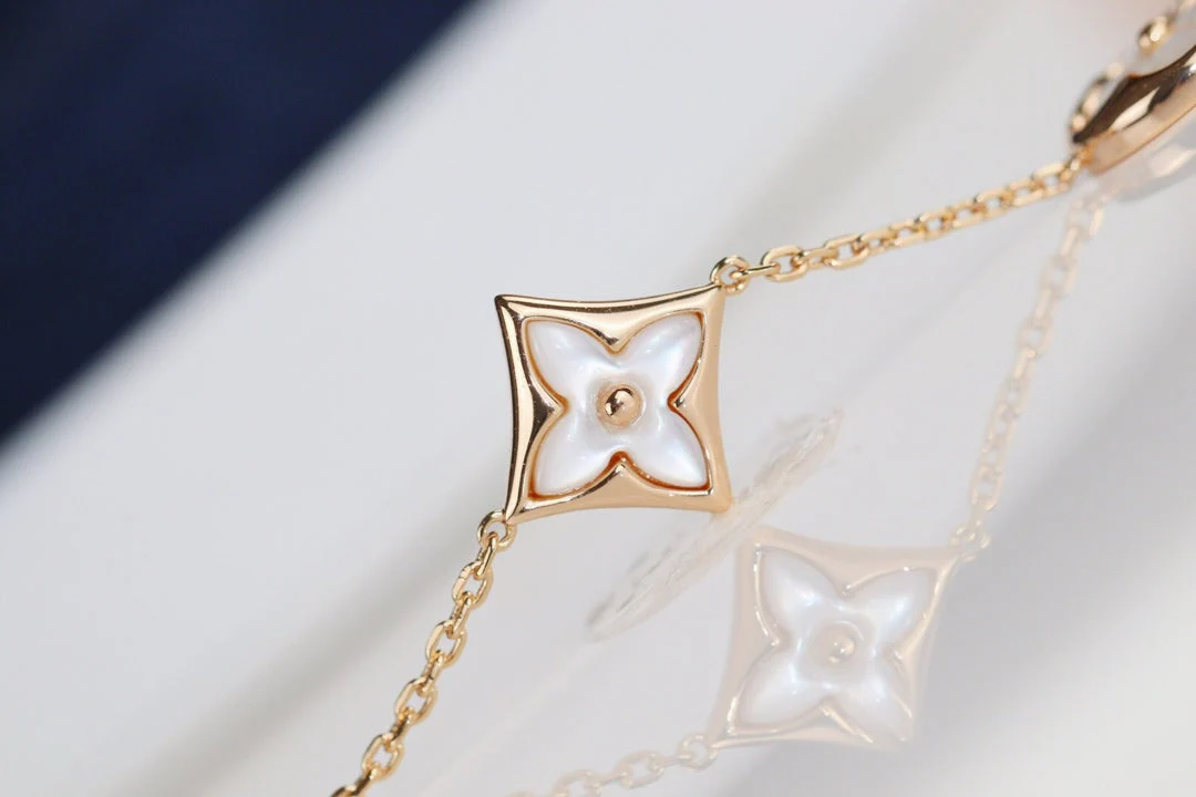 Regalia jewelryLEAF CLOVER BRACELET