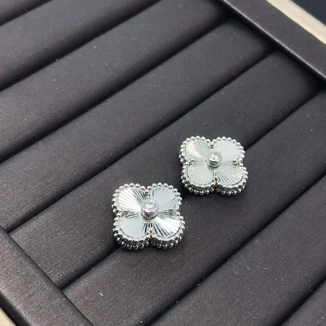 Regalia jewelryCLOVER MINI 9.5MM LASER EARRINGS