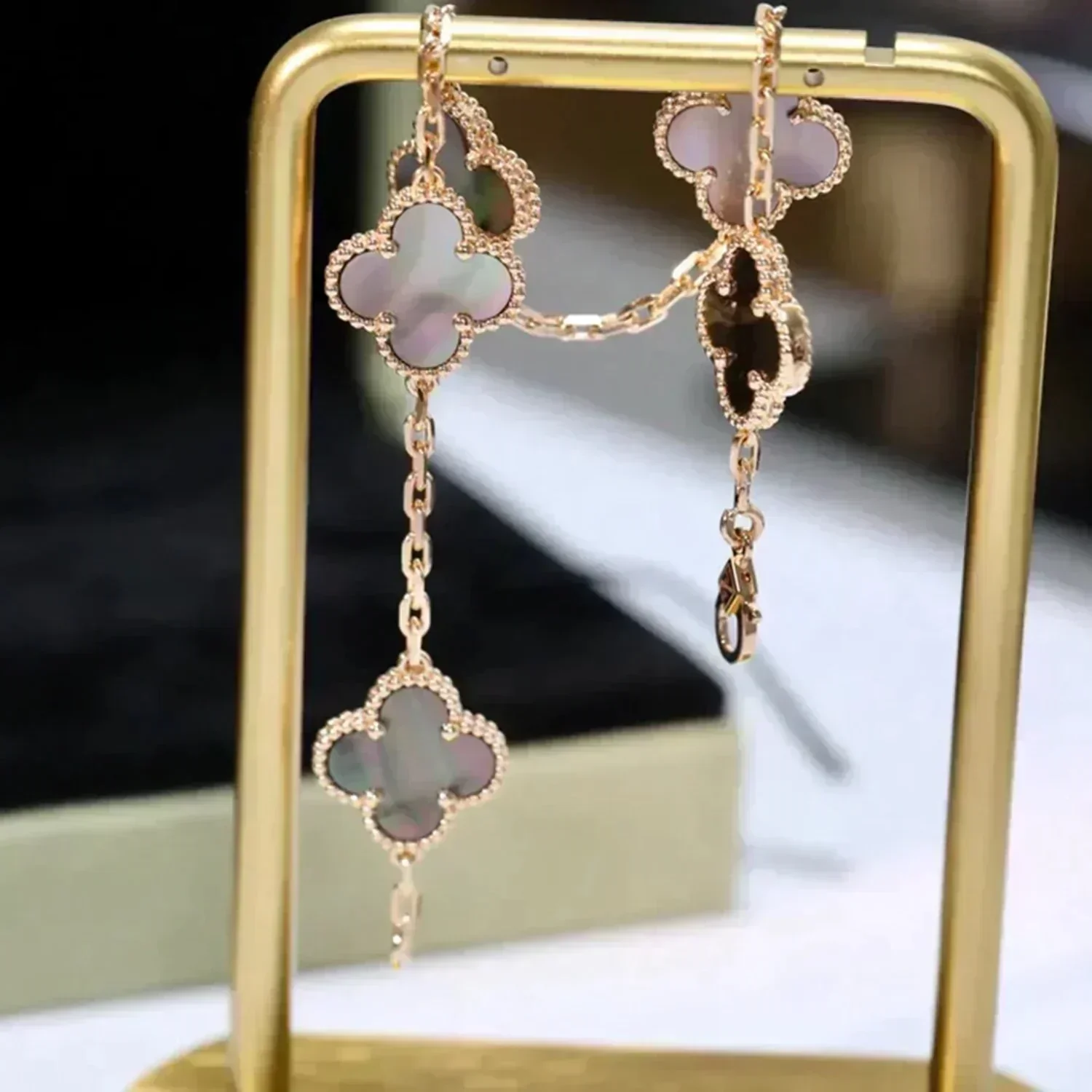 Regalia jewelryCLOVER 5 MOTIF GRAY MOP  BRACELET