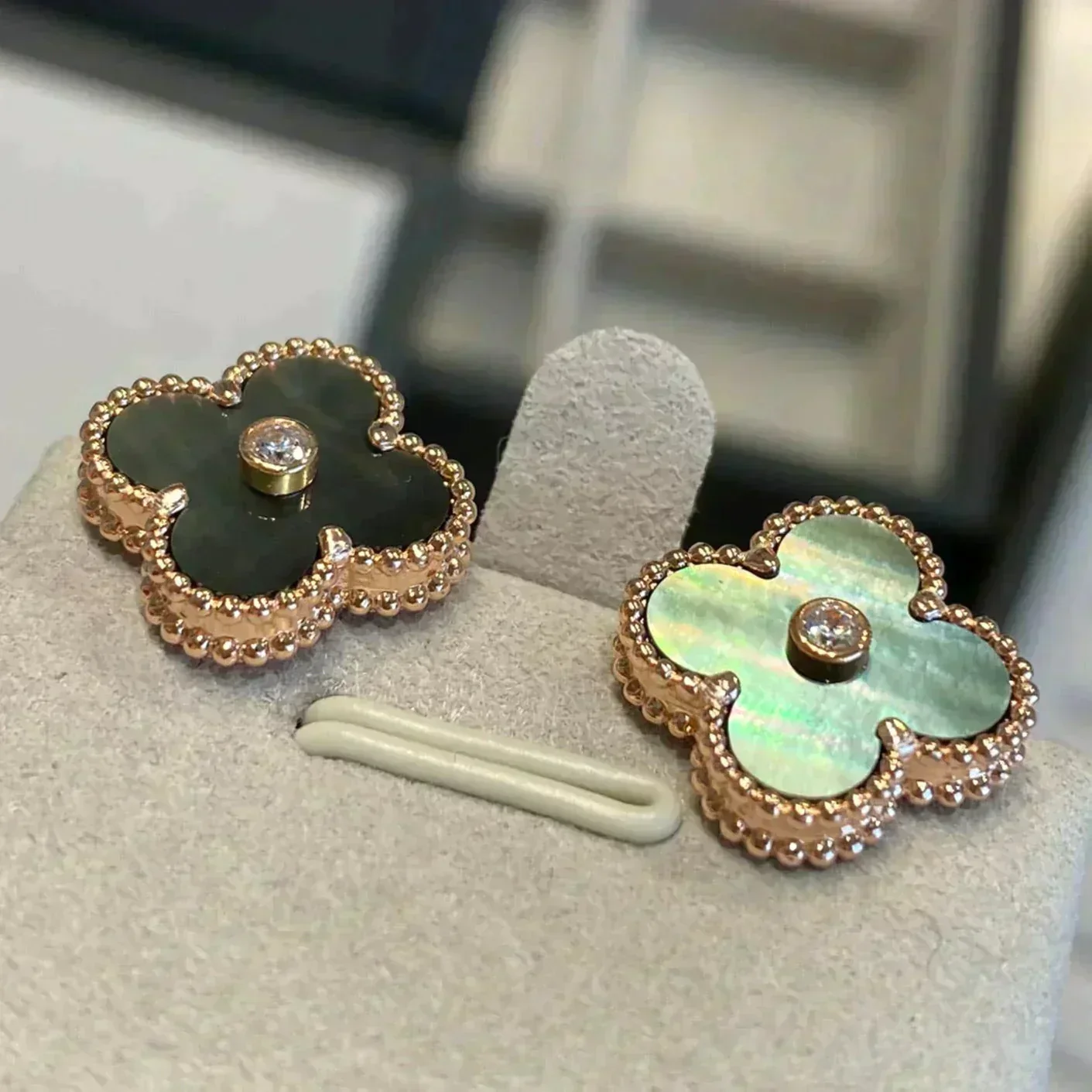 Regalia jewelryCLOVER MEDIUM 1 MOTIFS GRAY MOP  DIAMOND EARRINGS