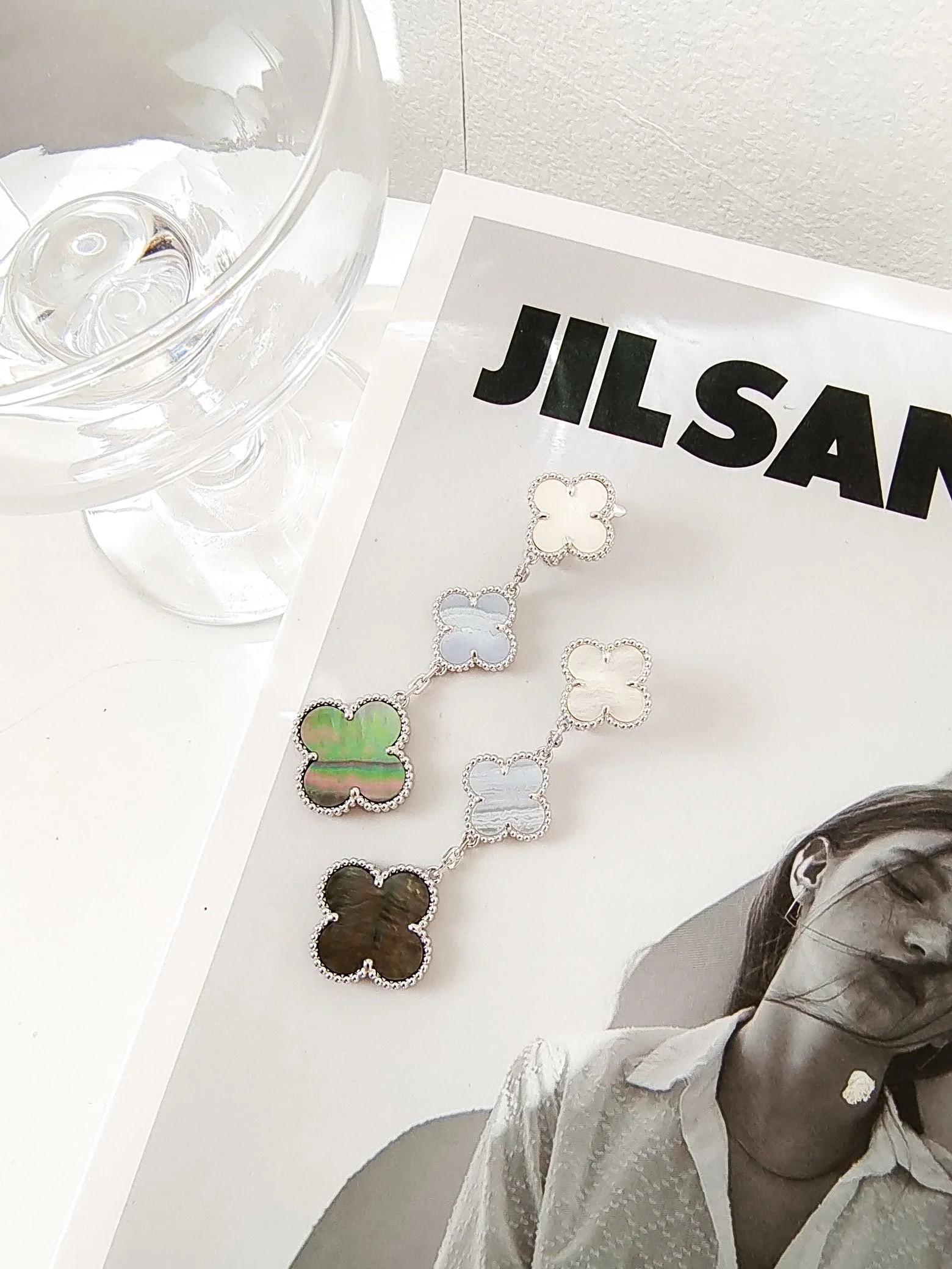 Regalia jewelryCLOVER 3 MOTIFS CHALCEDONY DARK MOP SILVER EARRINGS