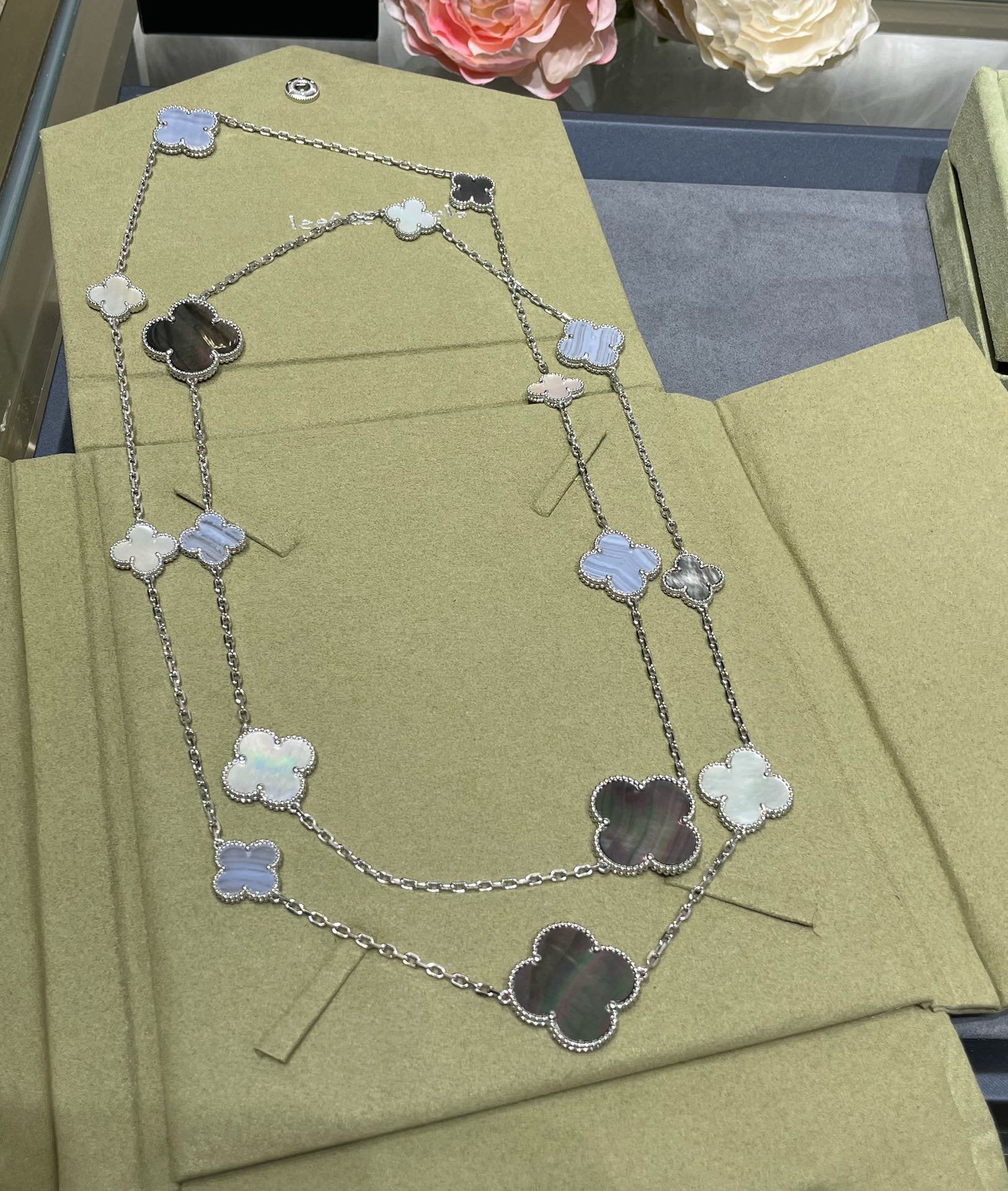 Regalia jewelryCLOVER 16 MOTIF CHALCEDONY MOP SILVER NECKLACE