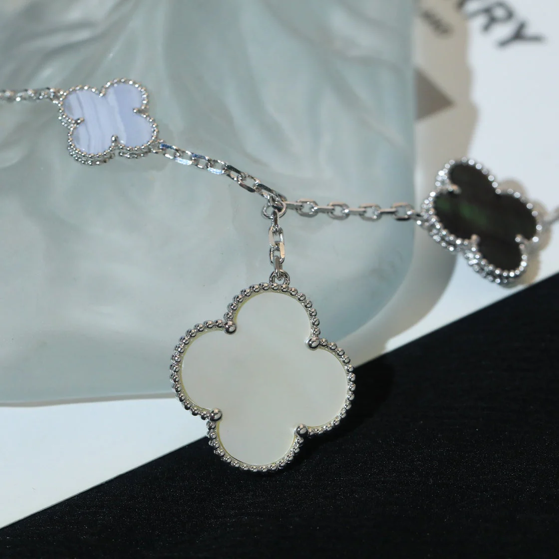 Regalia jewelryCLOVER BRACELET 5 MOTIFS MOP CHALCEDONY SILVER