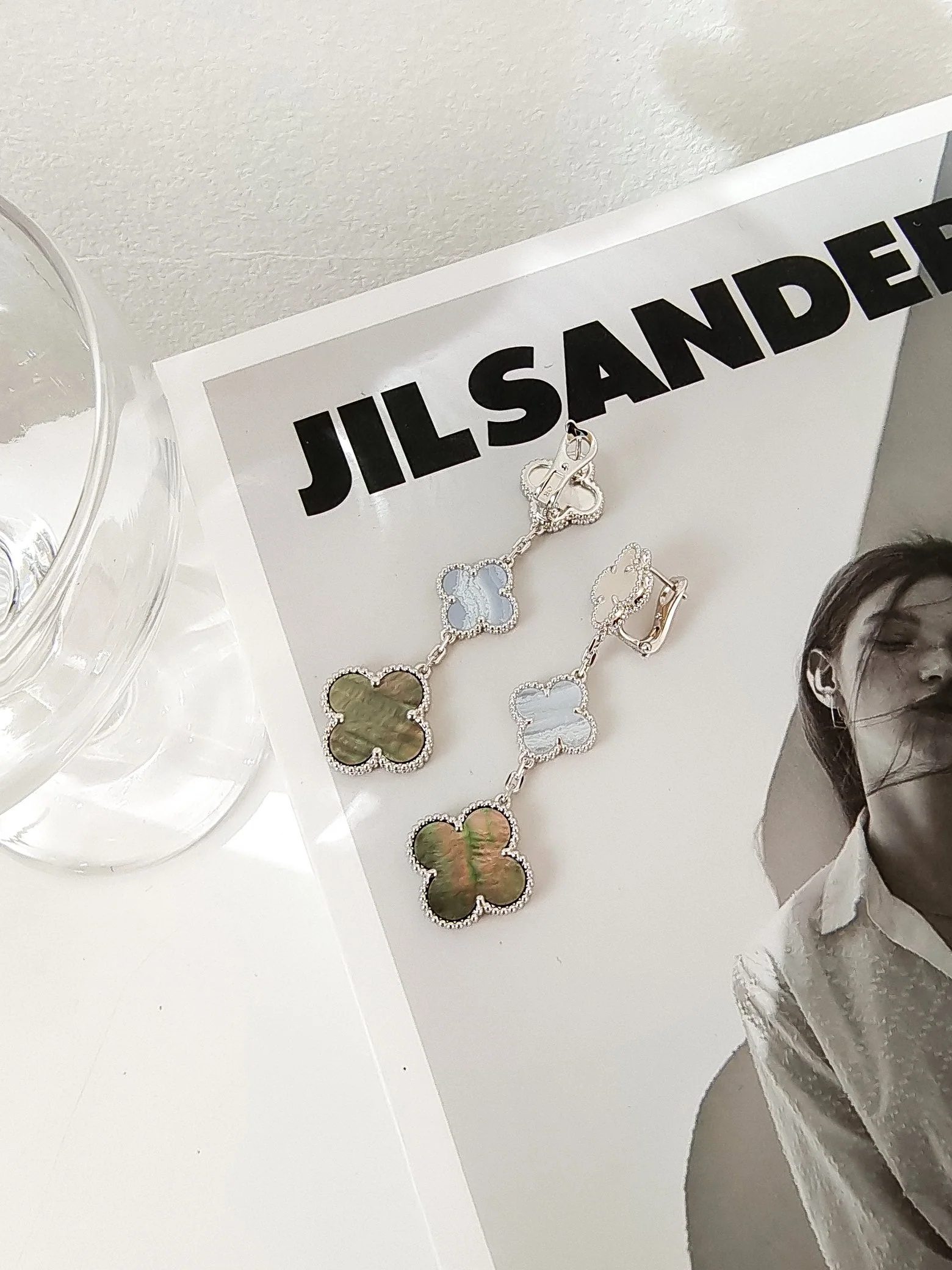 Regalia jewelryCLOVER 3 MOTIFS CHALCEDONY DARK MOP SILVER EARRINGS