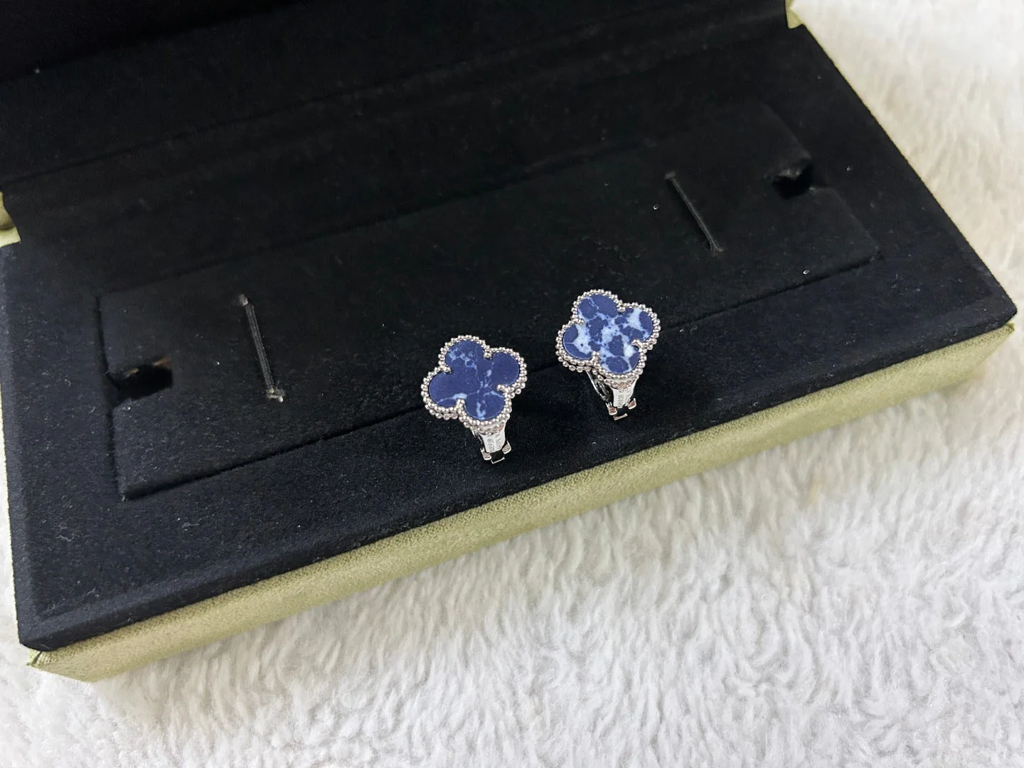 Regalia jewelryCLOVER PIETERSITE MEDIUM STUD EARRINGS