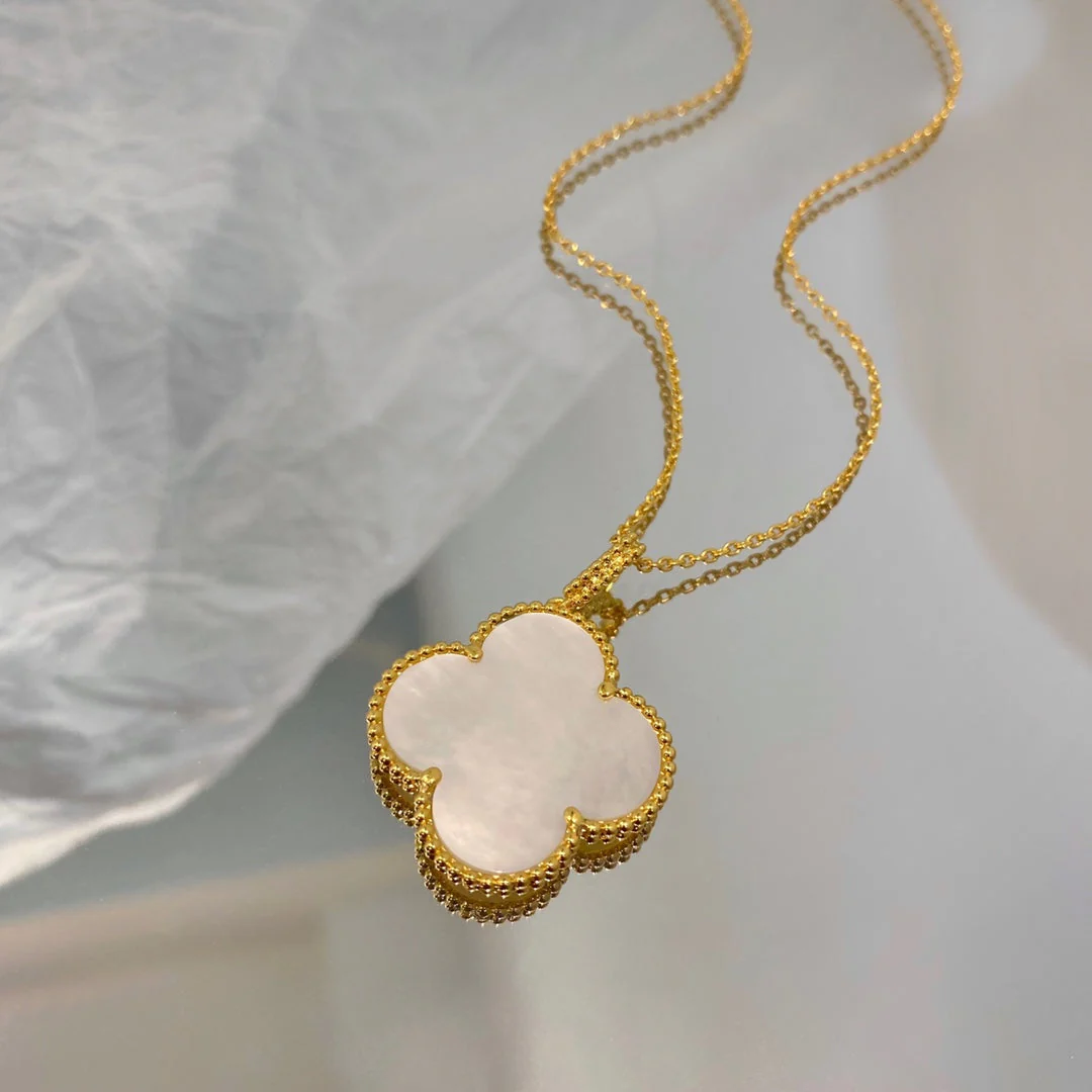 Regalia jewelryCLOVER 25MM MOP LARGE PENDANT NECKLACE