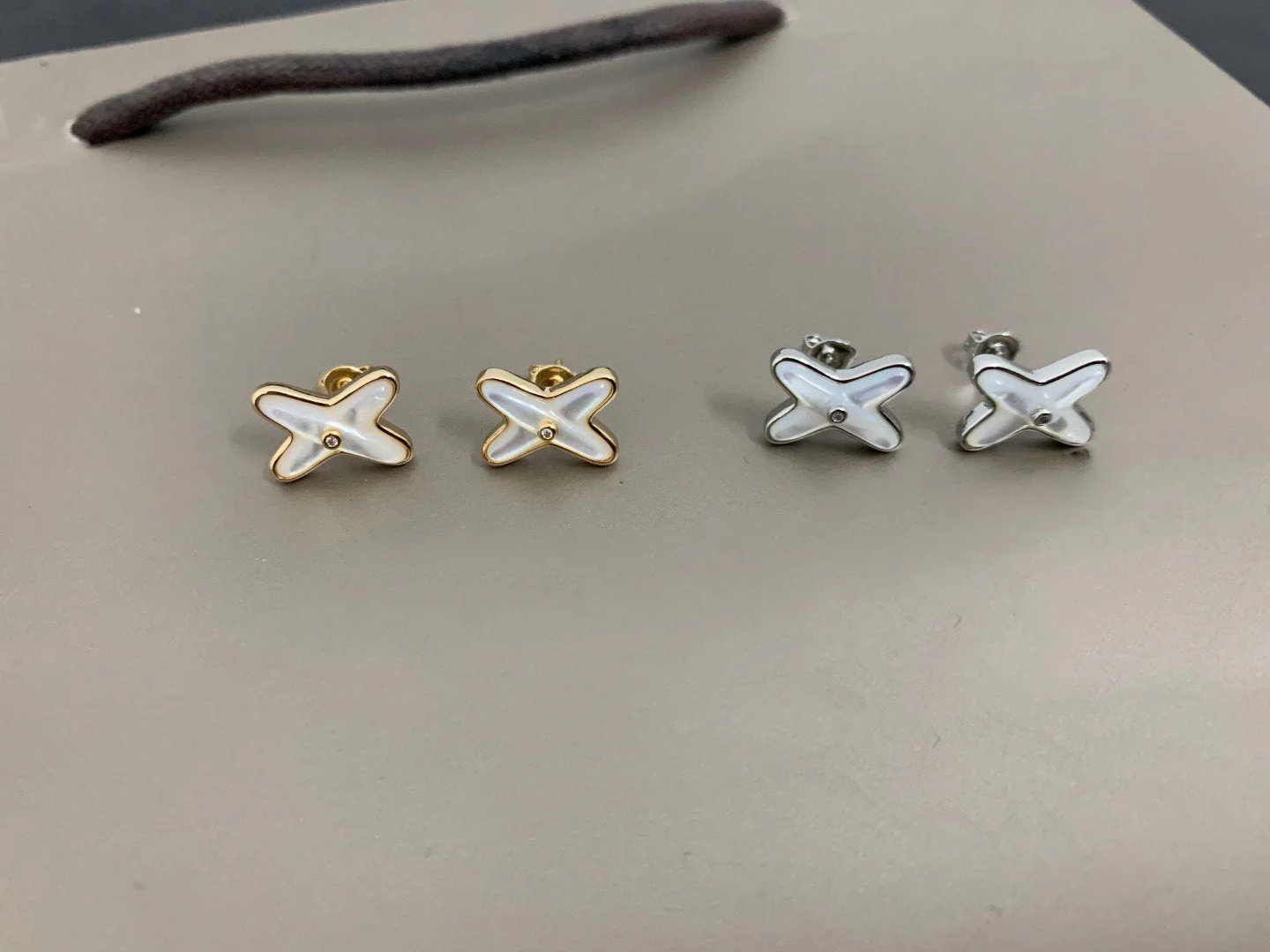 Regalia jewelryJEUX DE WHITE MOP SILVER DIAMOND EARRINGS