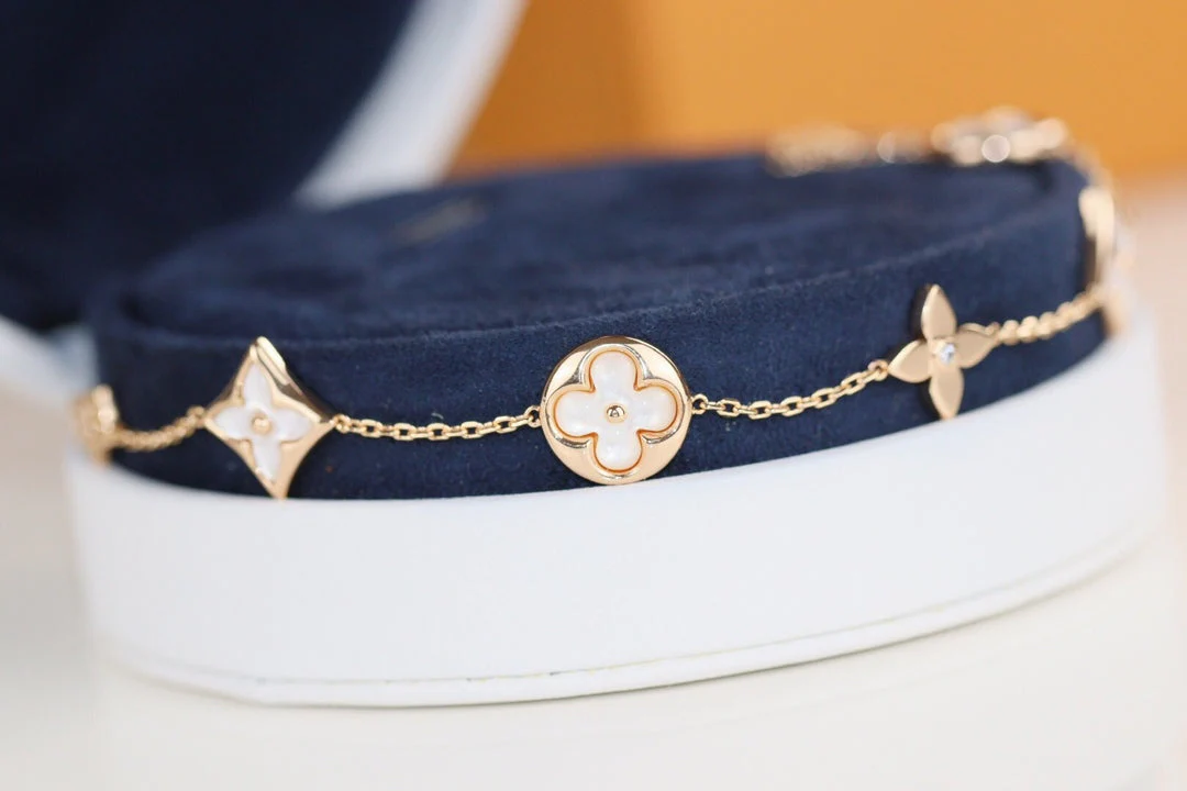 Regalia jewelryLEAF CLOVER BRACELET