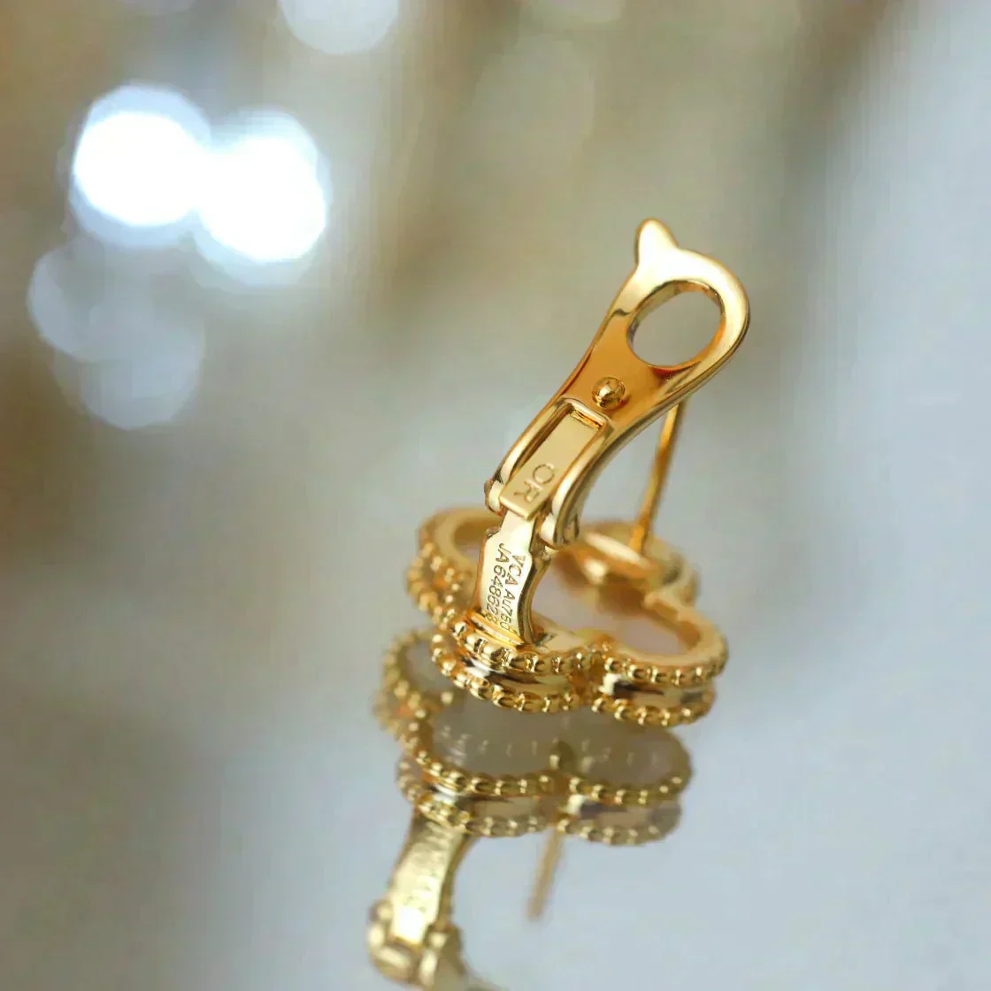 Regalia jewelryCLOVER MEDIUM 1 MOTIFS  WHITE MOP STUD EARRINGS