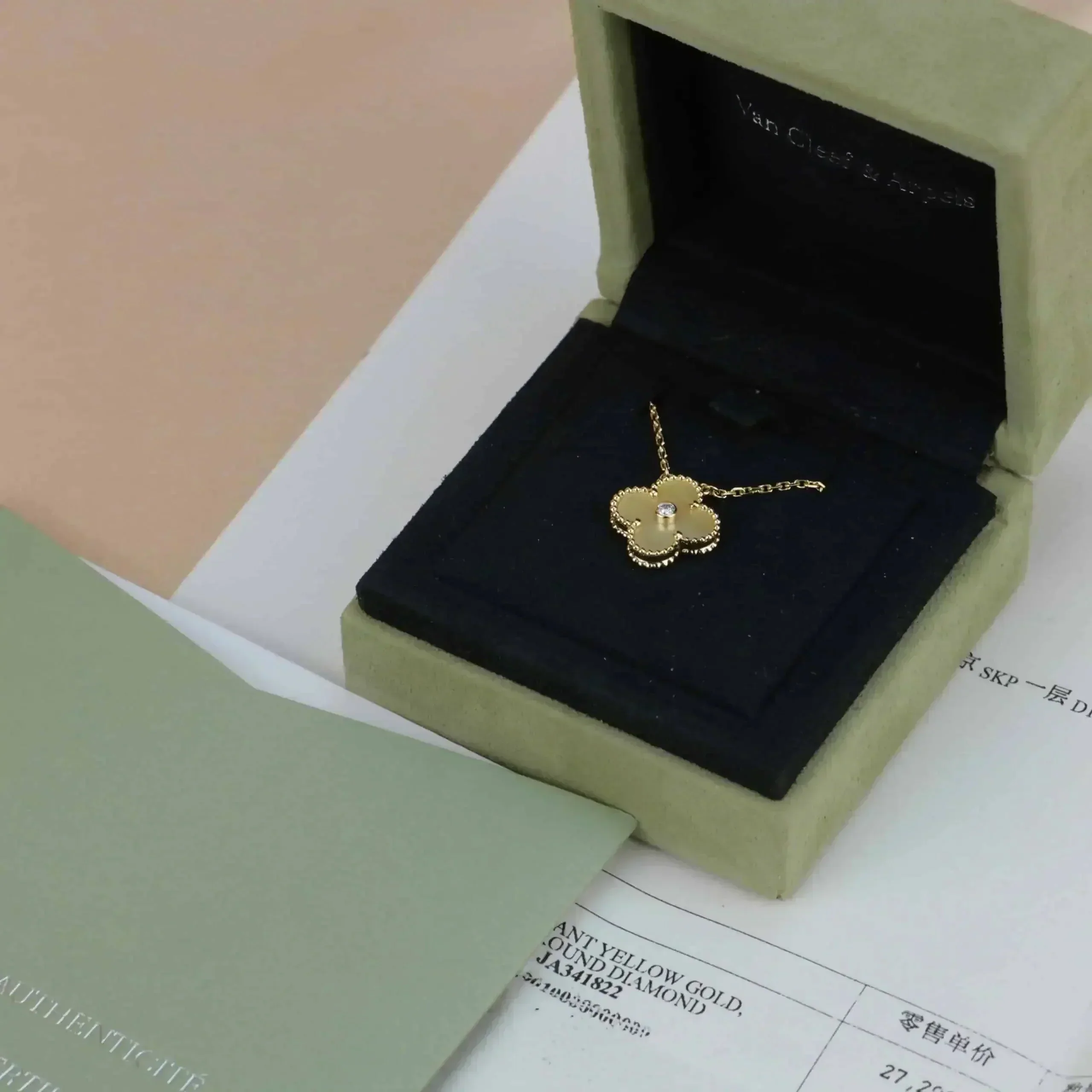 Regalia jewelryCLOVER 15MM DIAMOND GOLD MOTHER OF PEARL NECKLACE