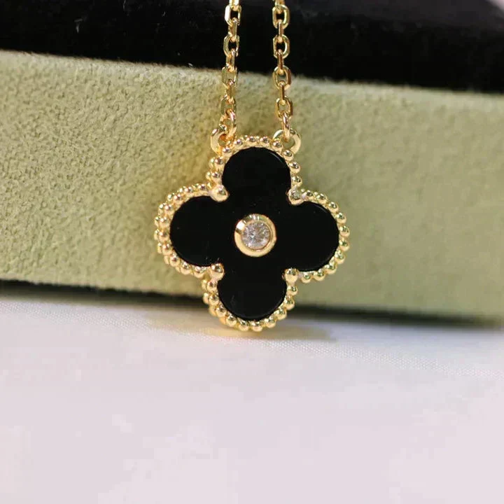 Regalia jewelryCLOVER 15MM DIAMOND ONYX NECKLACE