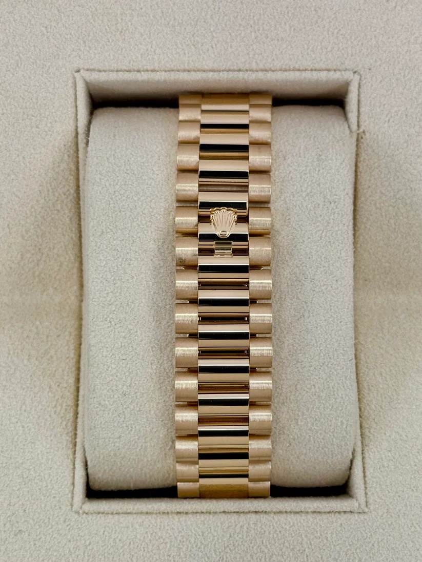 【Super Clone】ROLEX Day-Date 40mm Yellow Gold President  Mother of Pearl Diamond Baguette Dial - 228238