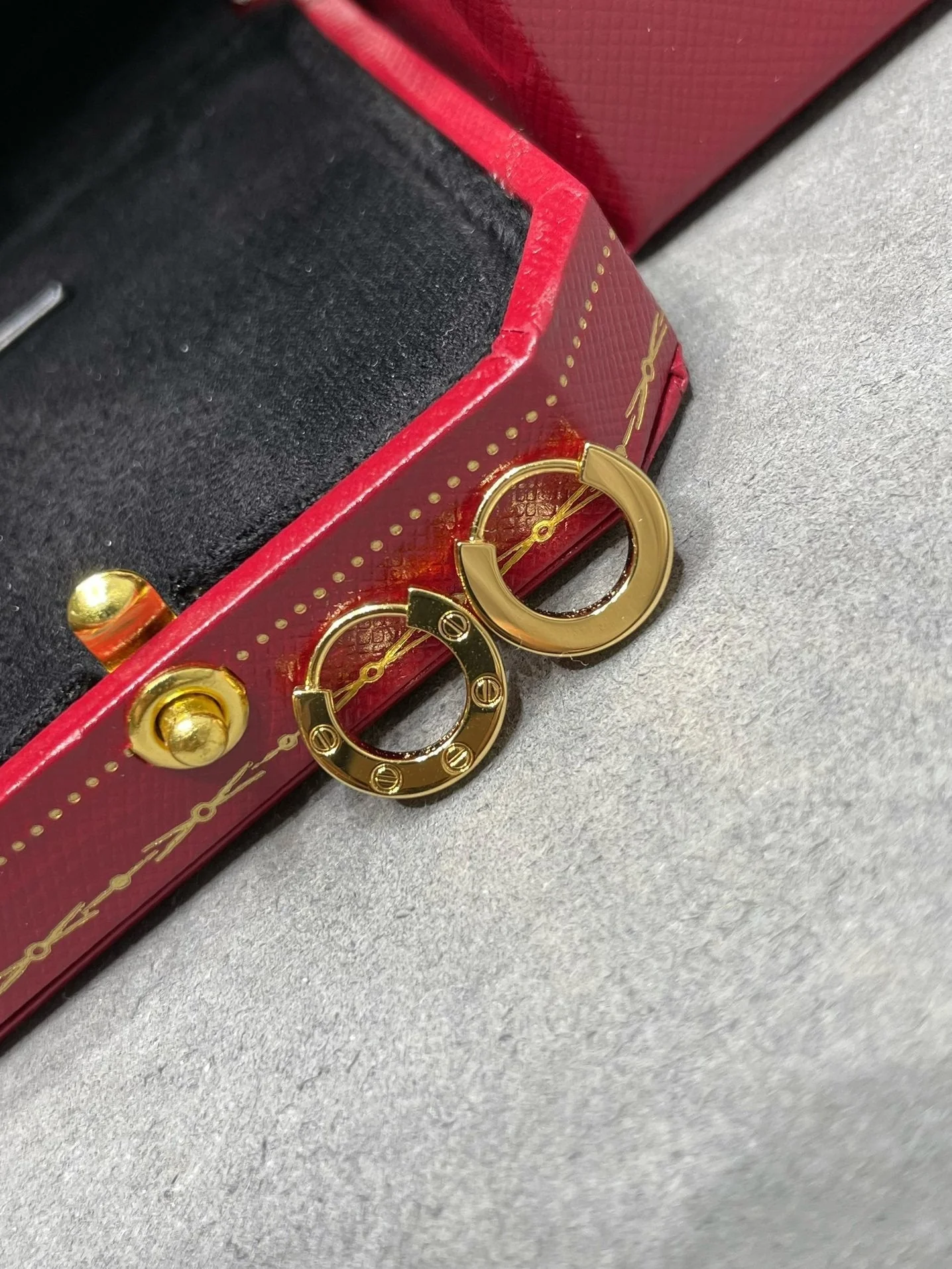 Regalia jewelryLOVE MINI EARRINGS