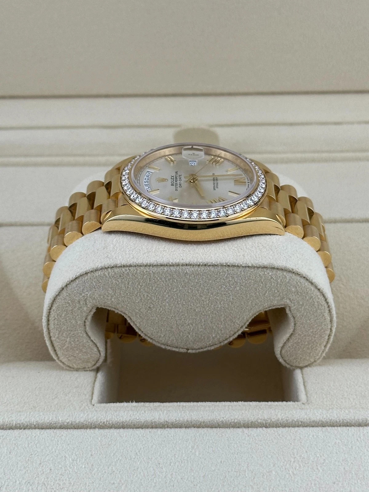 【Super Clone】ROLEX Day-Date 40mm Silver Roman Dial and Diamond Bezel Yellow Gold President Bracelet 228348RBR-0007
