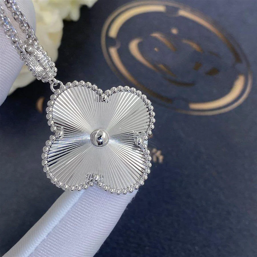 Regalia jewelryCLOVER 25MM SILVER BIG CLOVER NECKLACE