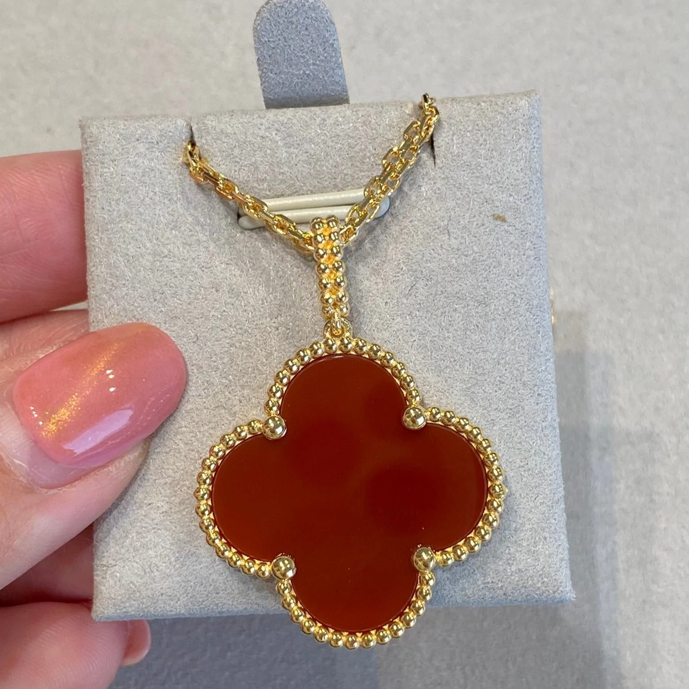 Regalia jewelryCLOVER 25MM NECKLACE GOLD CARNELIAN