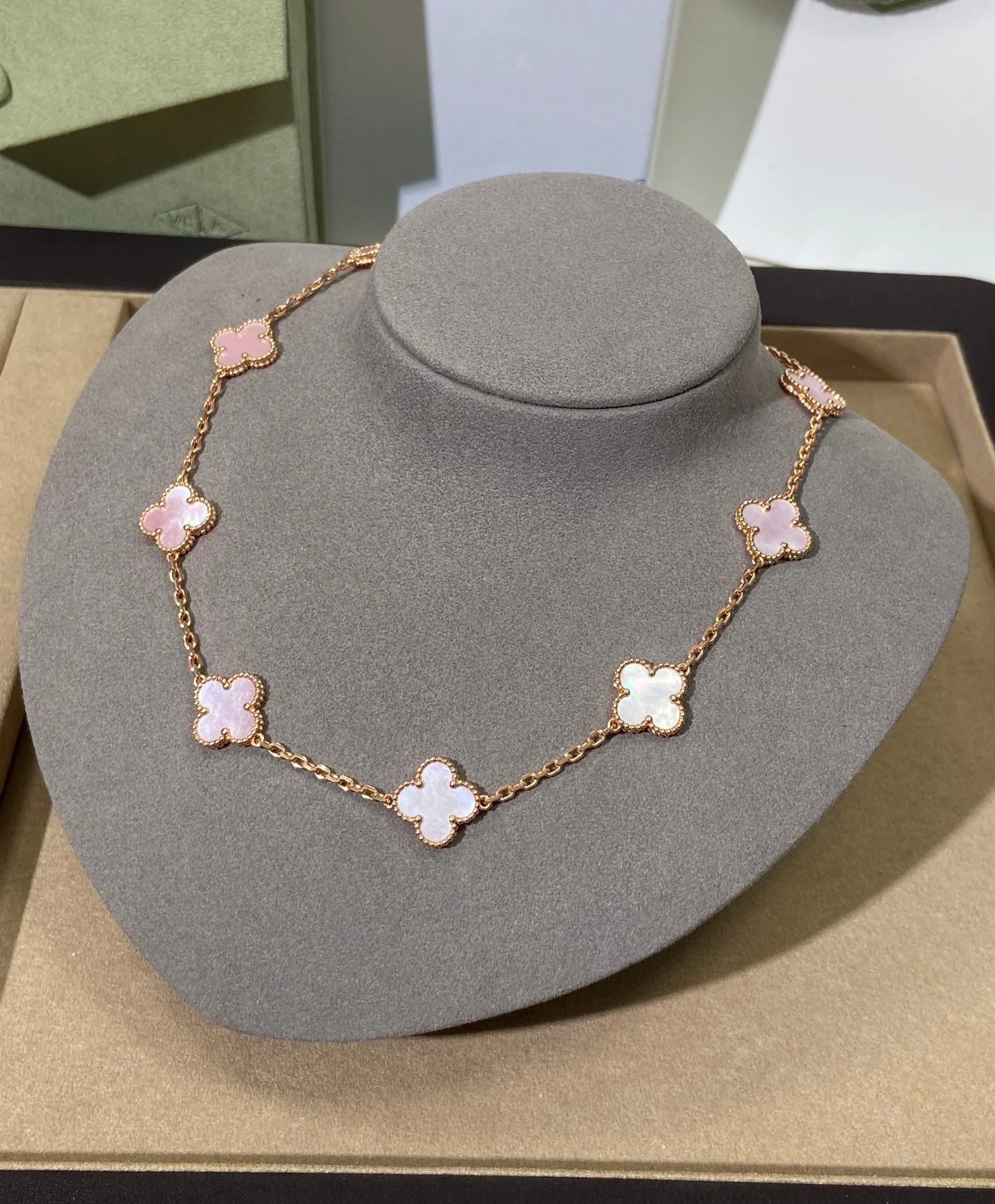 Regalia jewelryCLOVER 10 MOTIFS PINK NECKLACE