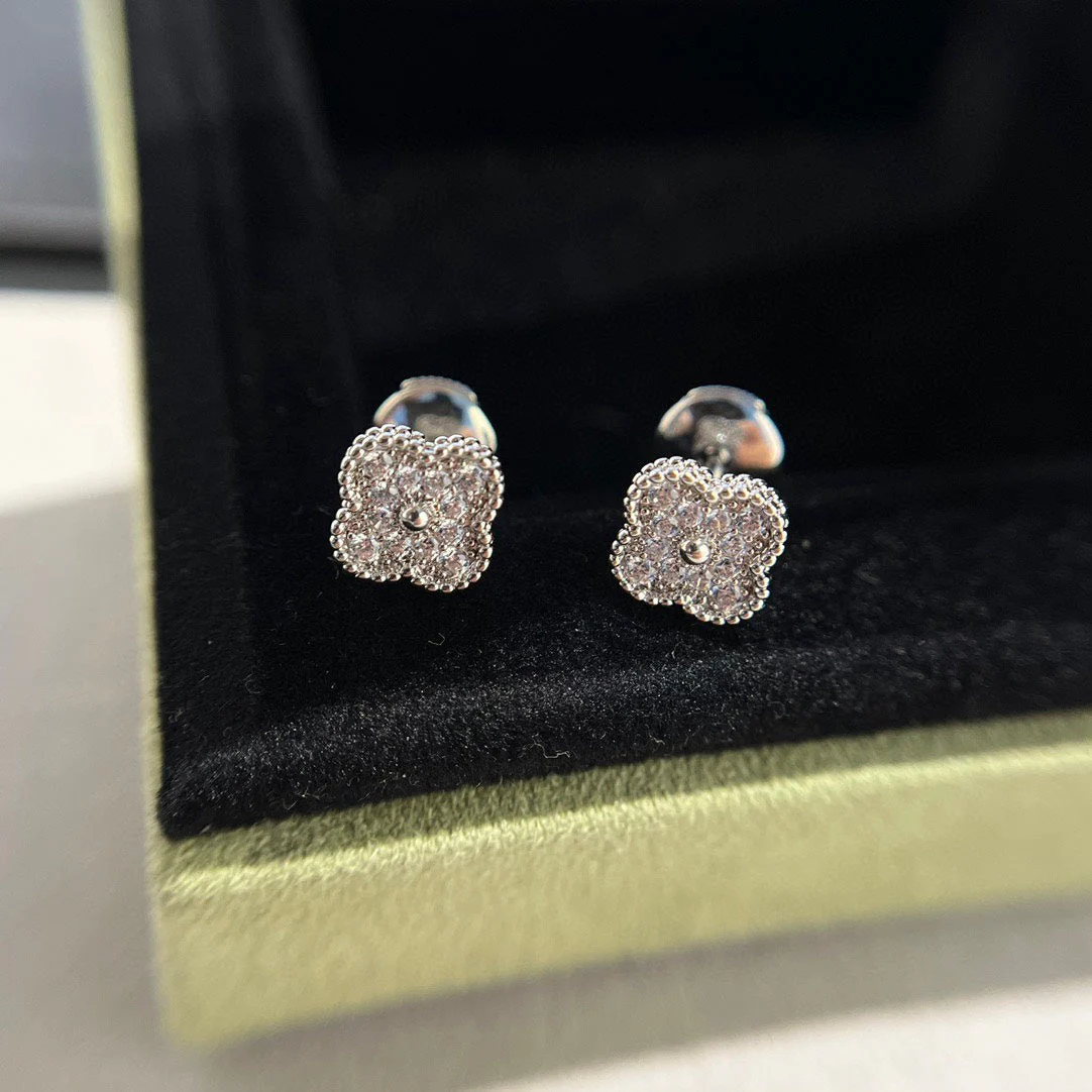 Regalia jewelryCLOVER MINI DIAMOND STUD EARRINGS