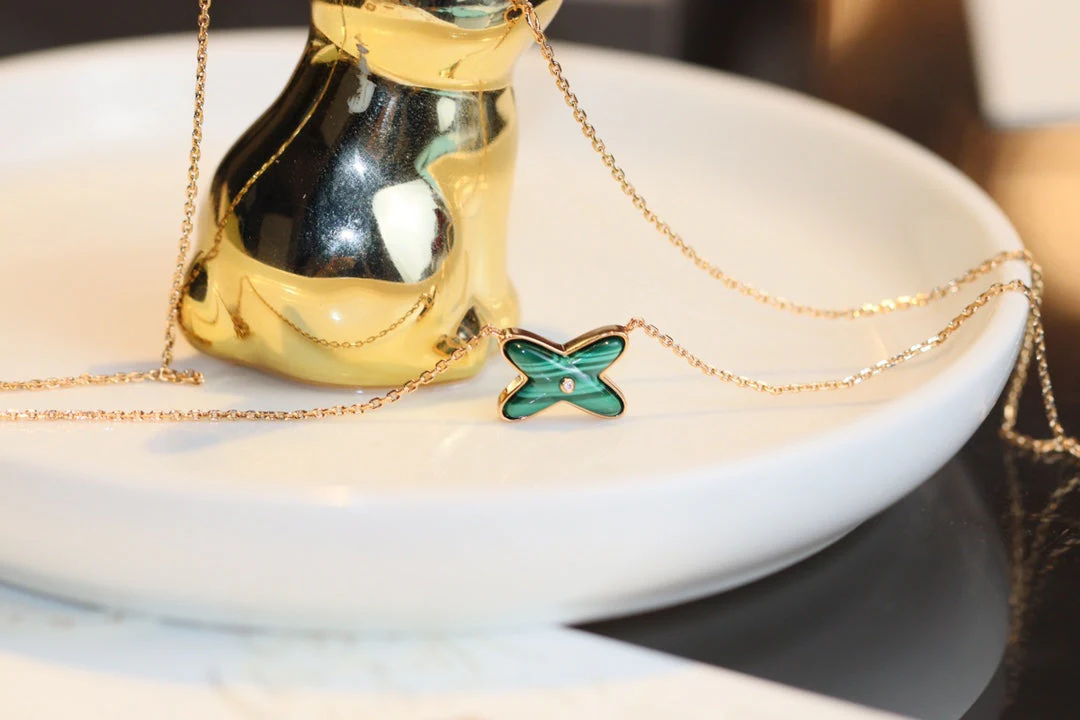 Regalia jewelryJEUX MALACHITE 1 DIAMOND PINK GOLD NECKLACE