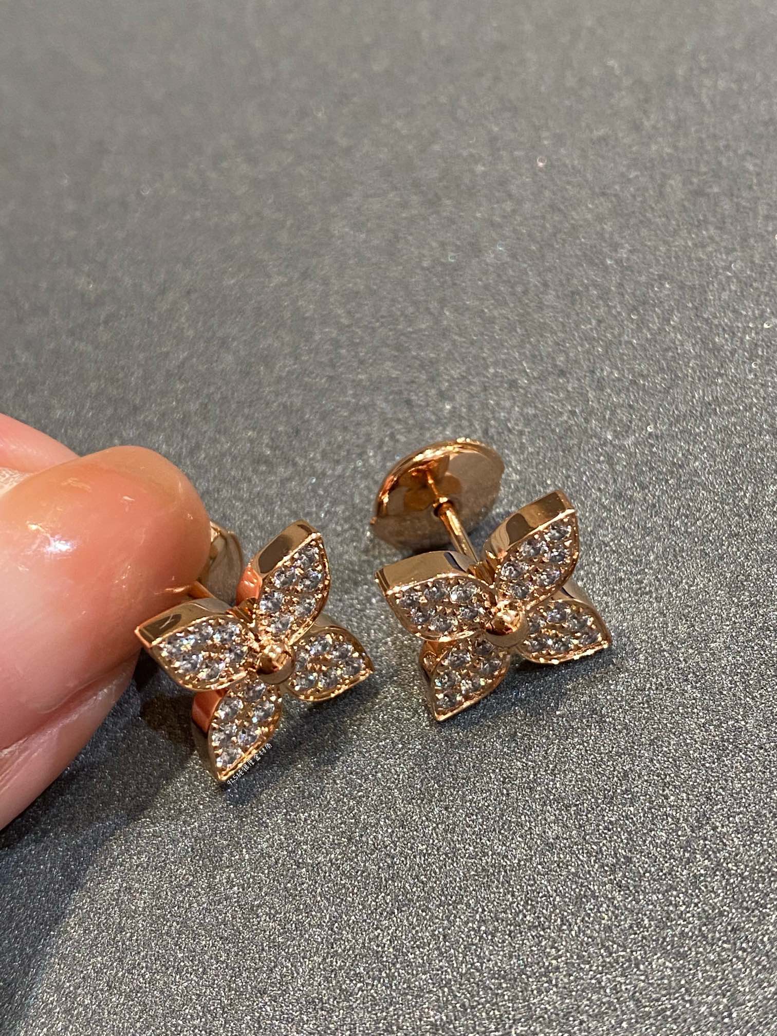 Regalia jewelrySTAR DIAMOND EARRINGS