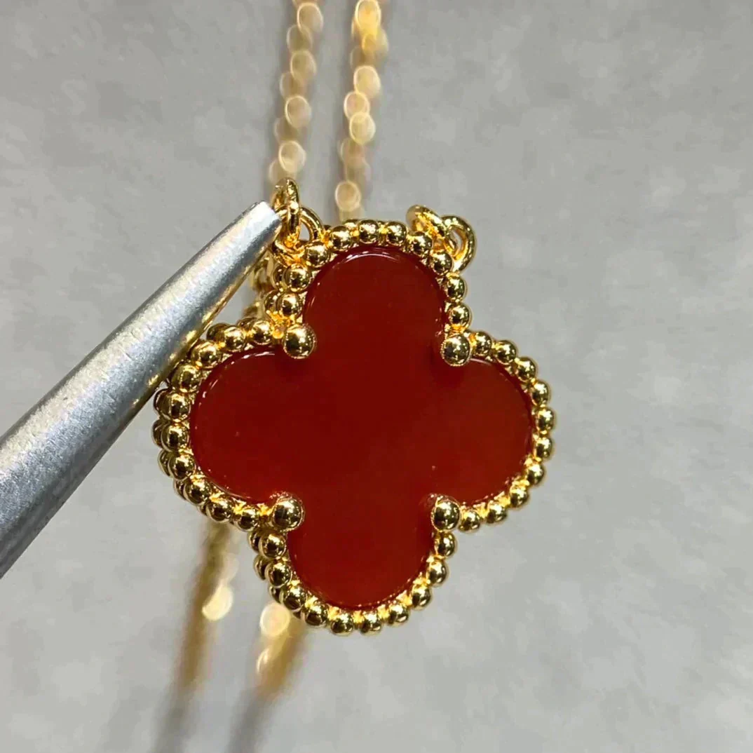 Regalia jewelryCLOVER 15MM CARNELIAN SINGLE FLOWER NECKLACE
