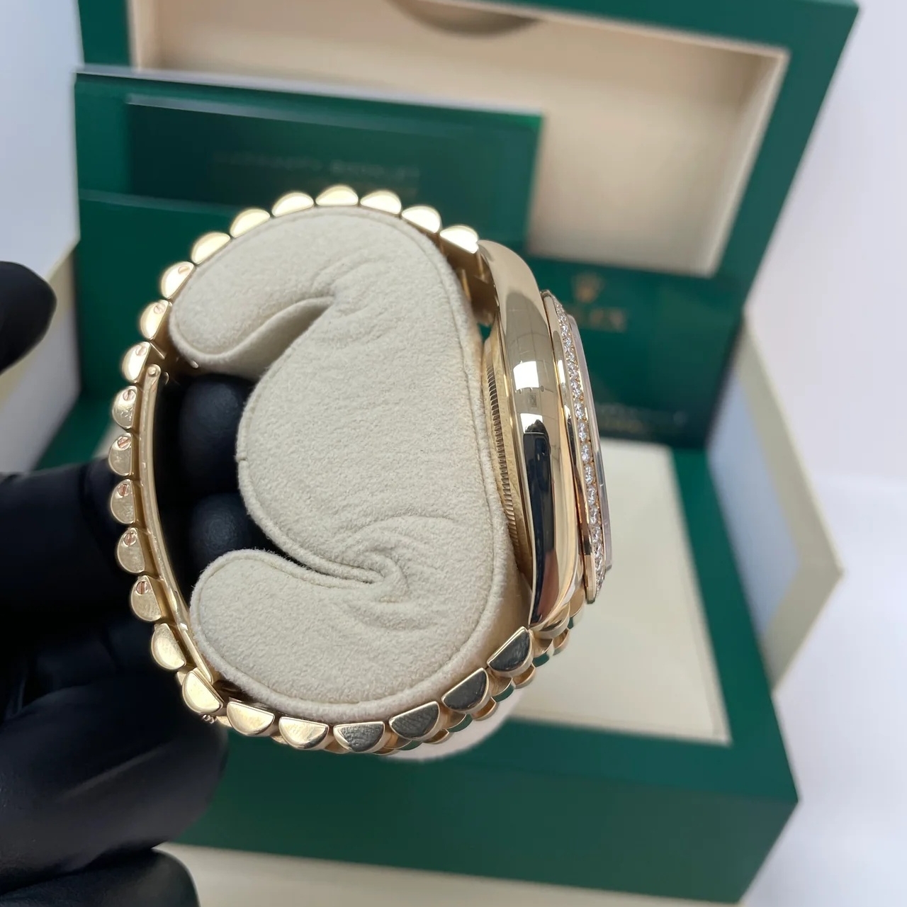 【Super Clone】ROLEX Day-Date 40mm Champaign Dial and Diamond Bezel Yellow Gold President Bracelet 228348RBR-0008