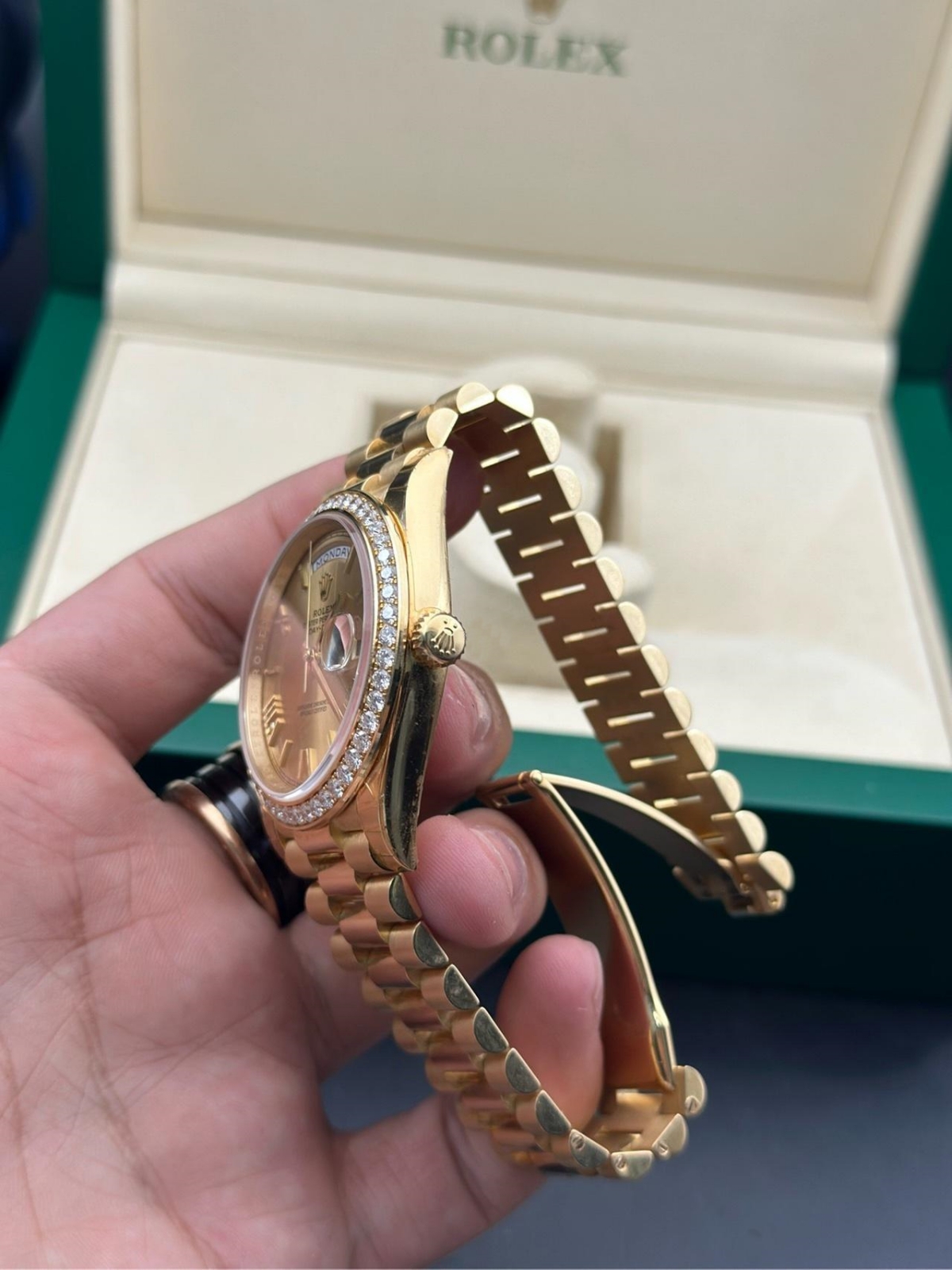 【Super Clone】ROLEX Day-Date 40mm Champagne Dial and Diamond Bezel Yellow Gold President Bracelet  228348RBR-0003