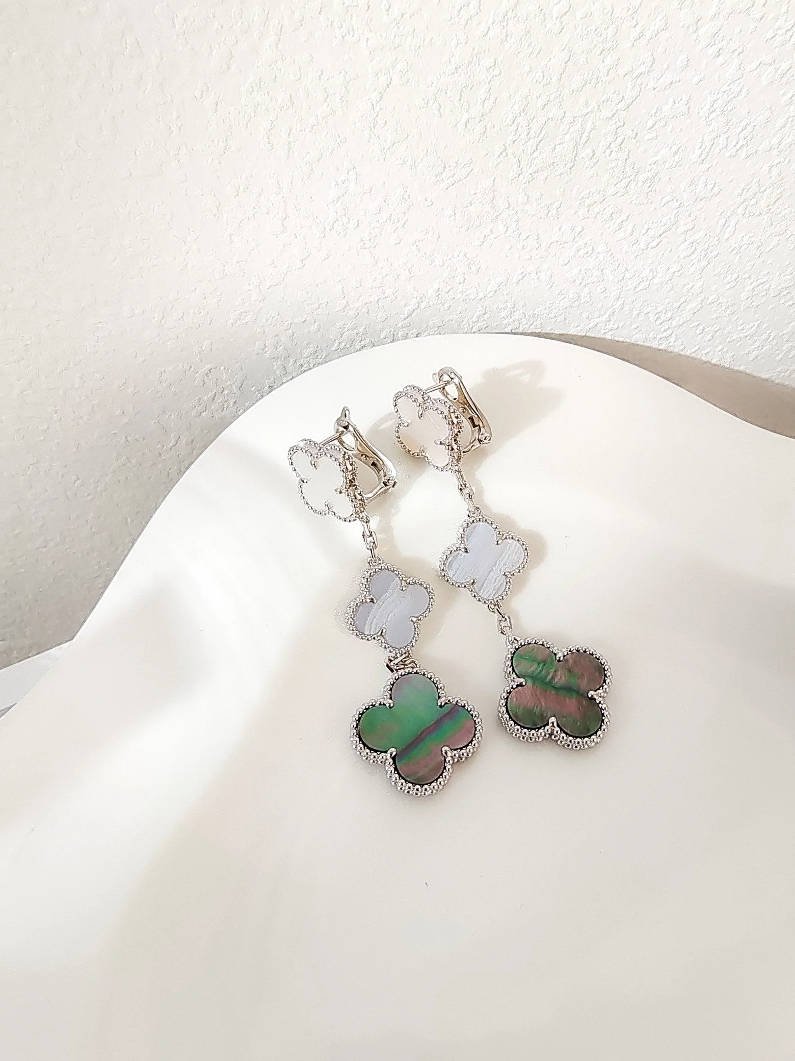 Regalia jewelryCLOVER 3 MOTIFS CHALCEDONY DARK MOP SILVER EARRINGS