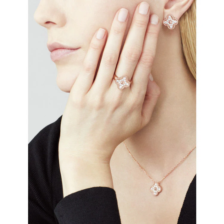 Regalia jewelryCLOVER 15MM DIAMOND SINGLE FLOWER NECKLACE