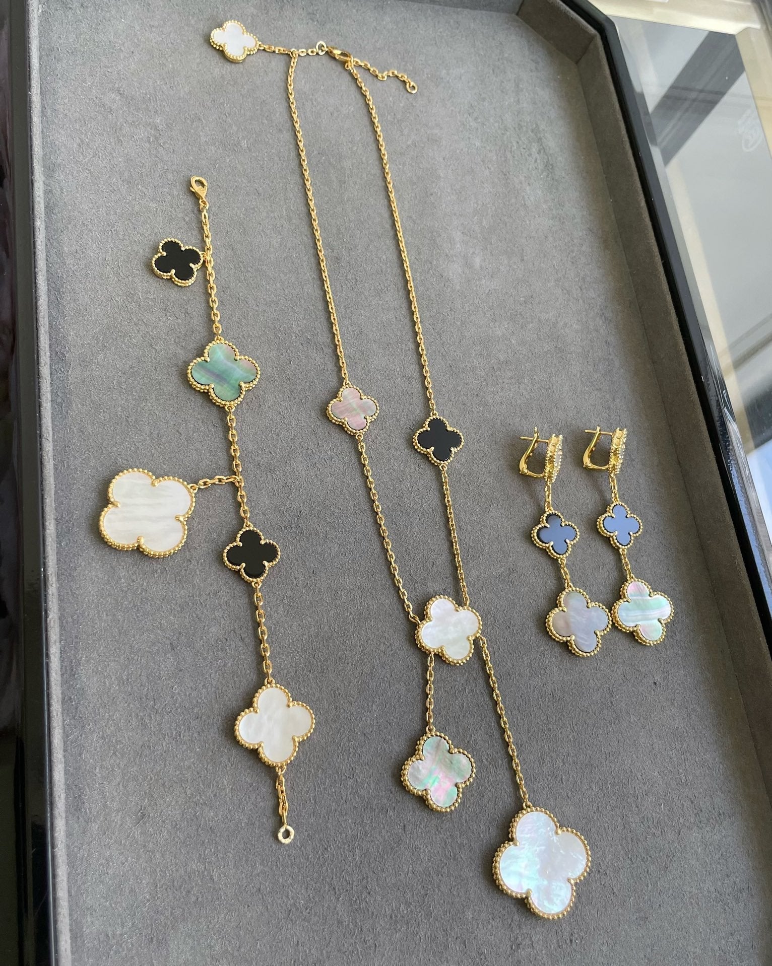 Regalia jewelryCLOVER 3 MOTIF MOP ONYX DARK MOP PINK GOLD EARRINGS