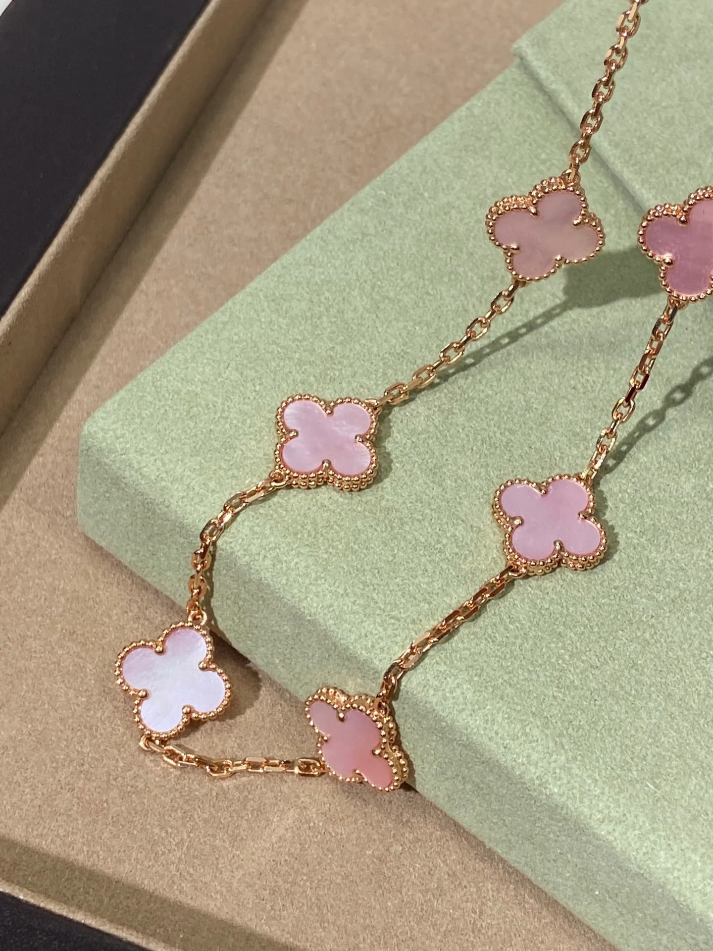 Regalia jewelryCLOVER 10 MOTIFS PINK NECKLACE