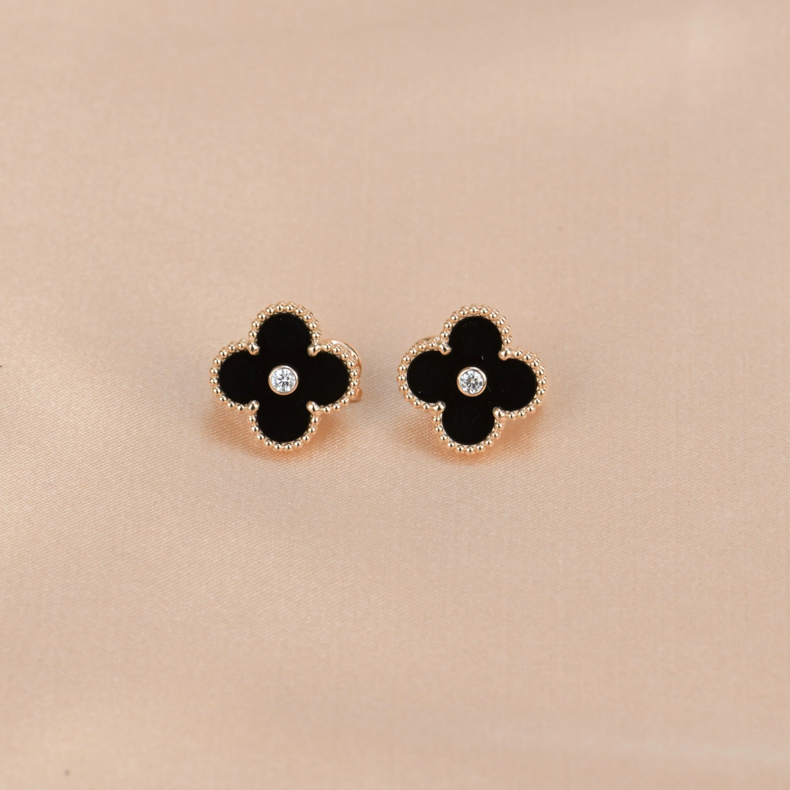 Regalia jewelryCLOVER MEDIUM 1 MOTIFS ONYX DIAMOND EARRINGS
