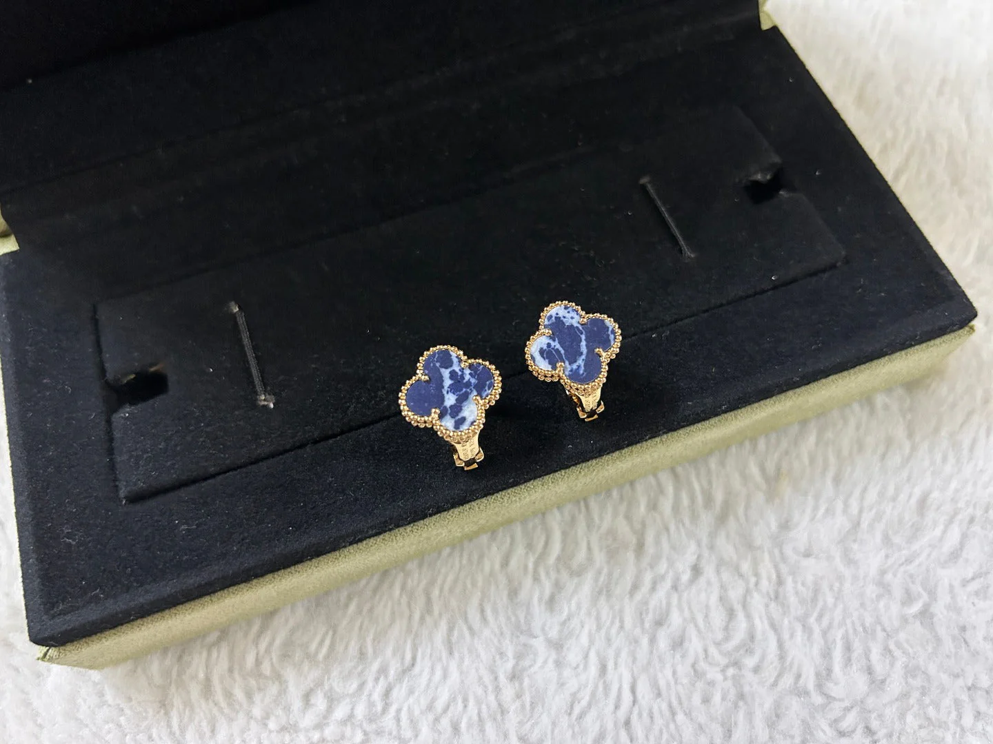 Regalia jewelryCLOVER PIETERSITE MEDIUM STUD EARRINGS