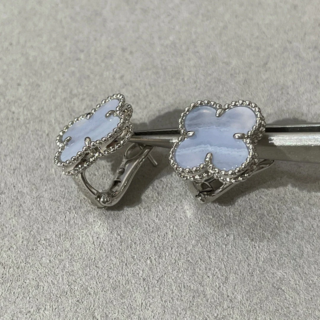 Regalia jewelryCLOVER CHALCEDONY SILVER STUD EARRINGS