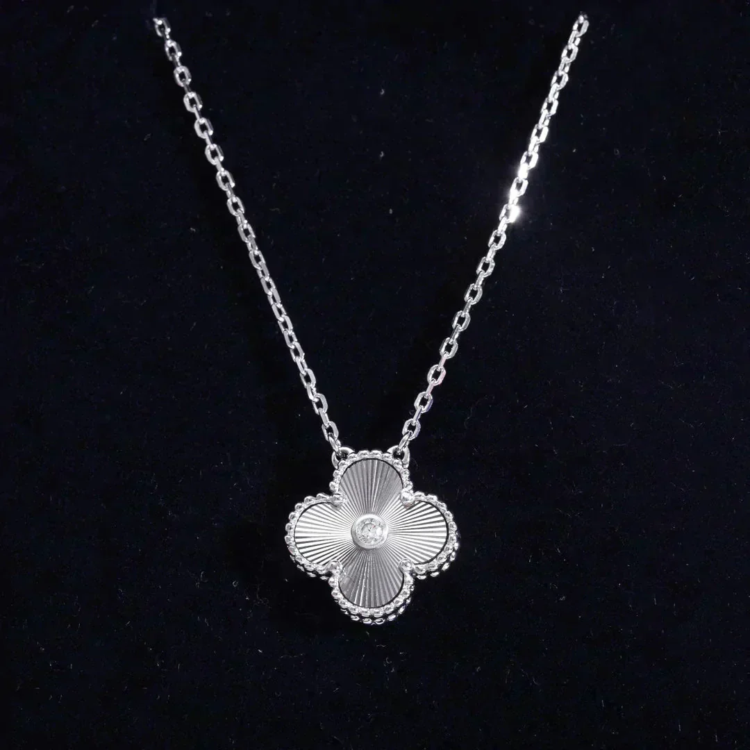 Regalia jewelryCLOVER  15MM DIAMOND LASER NECKLACE SILVER
